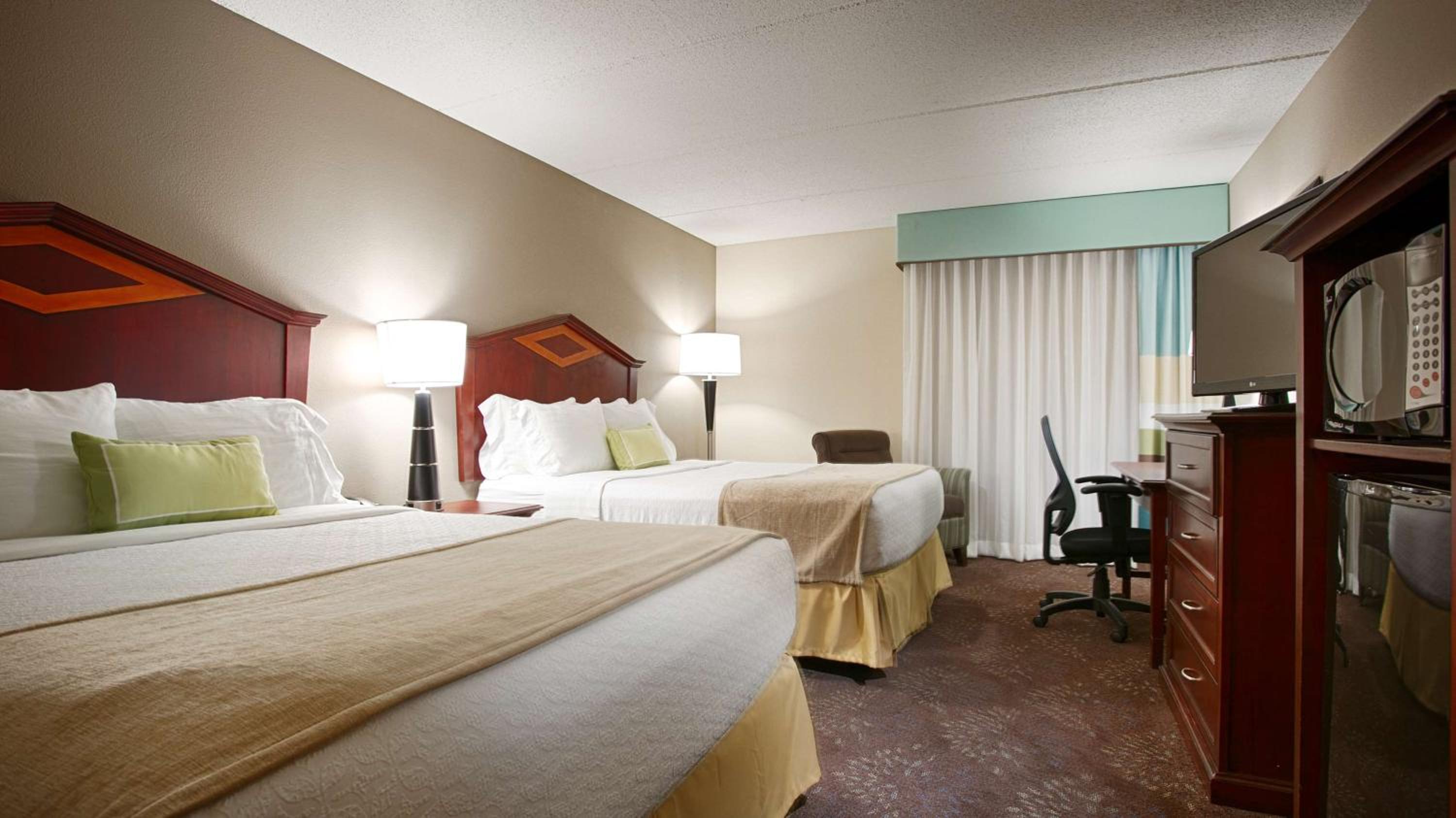 Queen Room with Two Queen Beds - Poolside - Photo 1