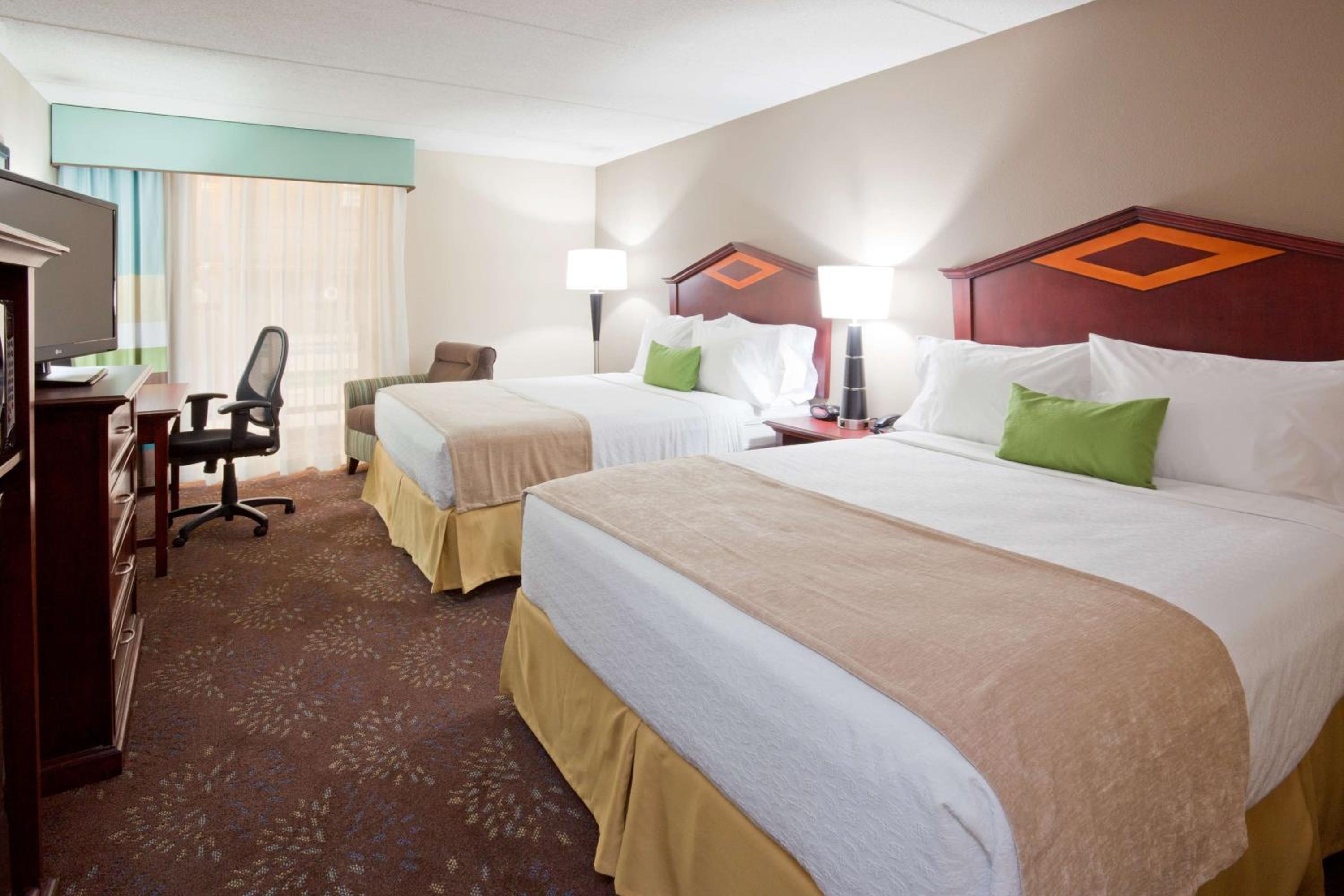 Queen Room with Two Queen Beds - Poolside - Photo 4