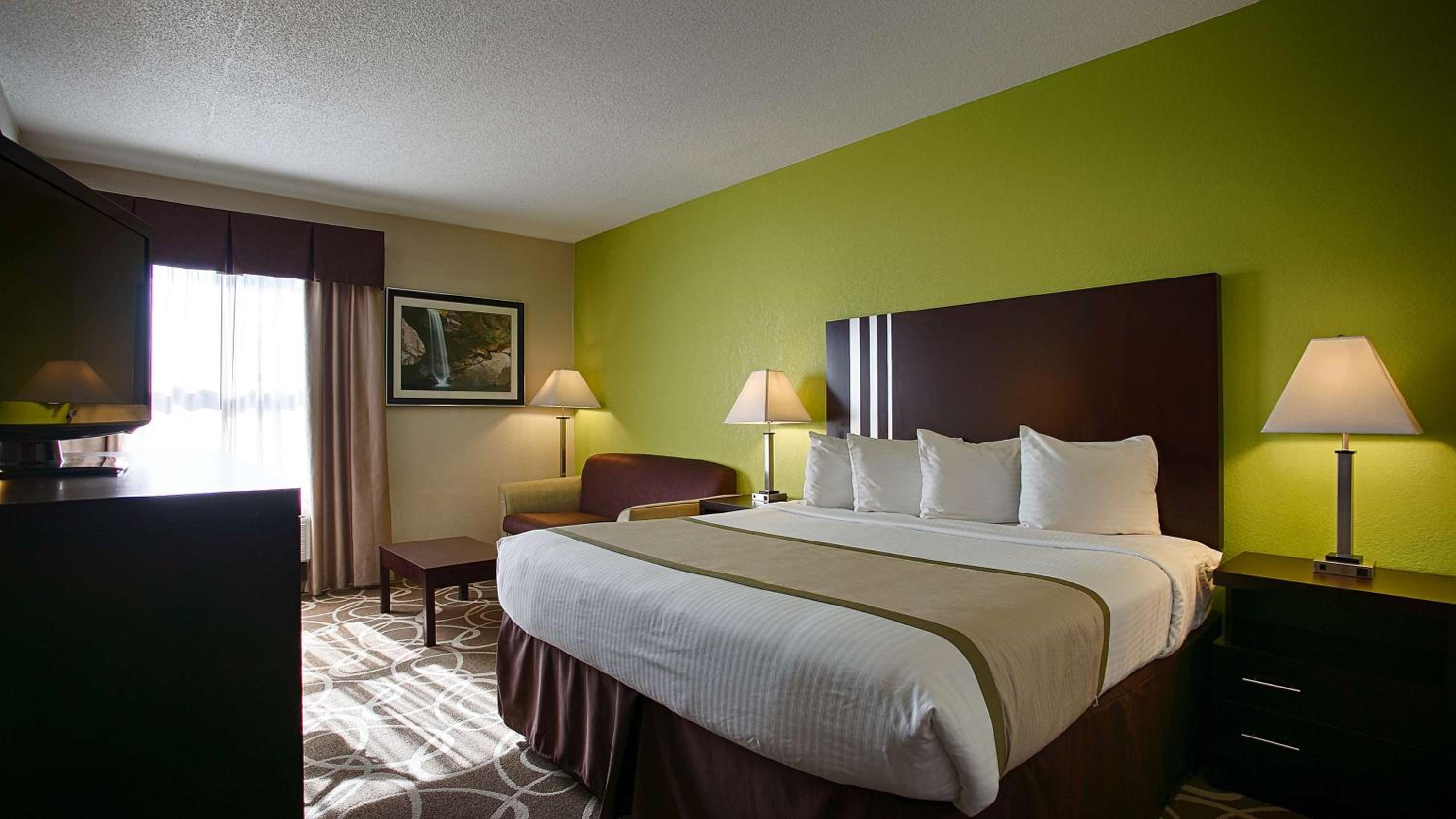 King Room - Non-Smoking - Photo 4