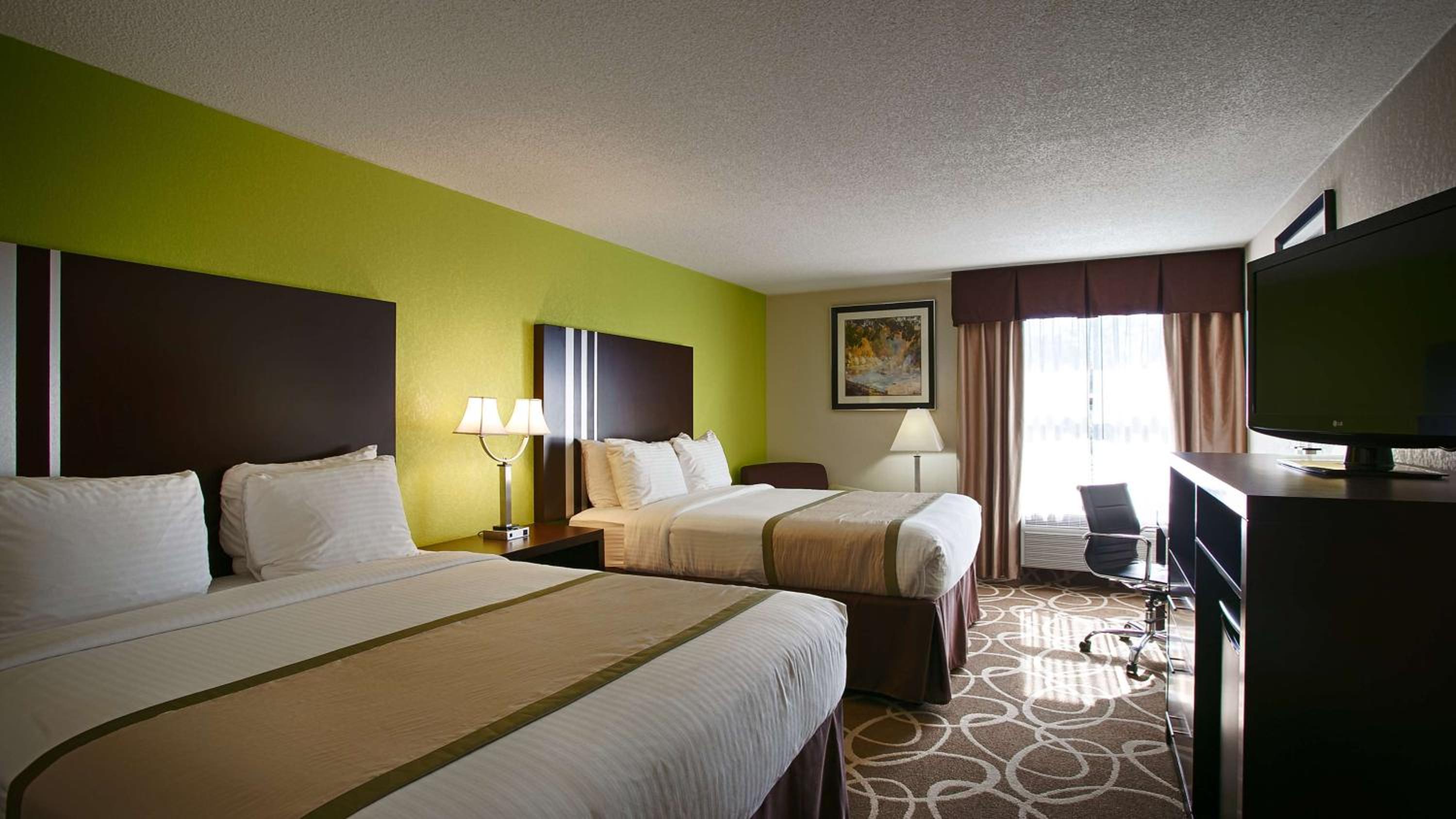 Queen Room with Two Queen Beds - Non-Smoking - Photo 2