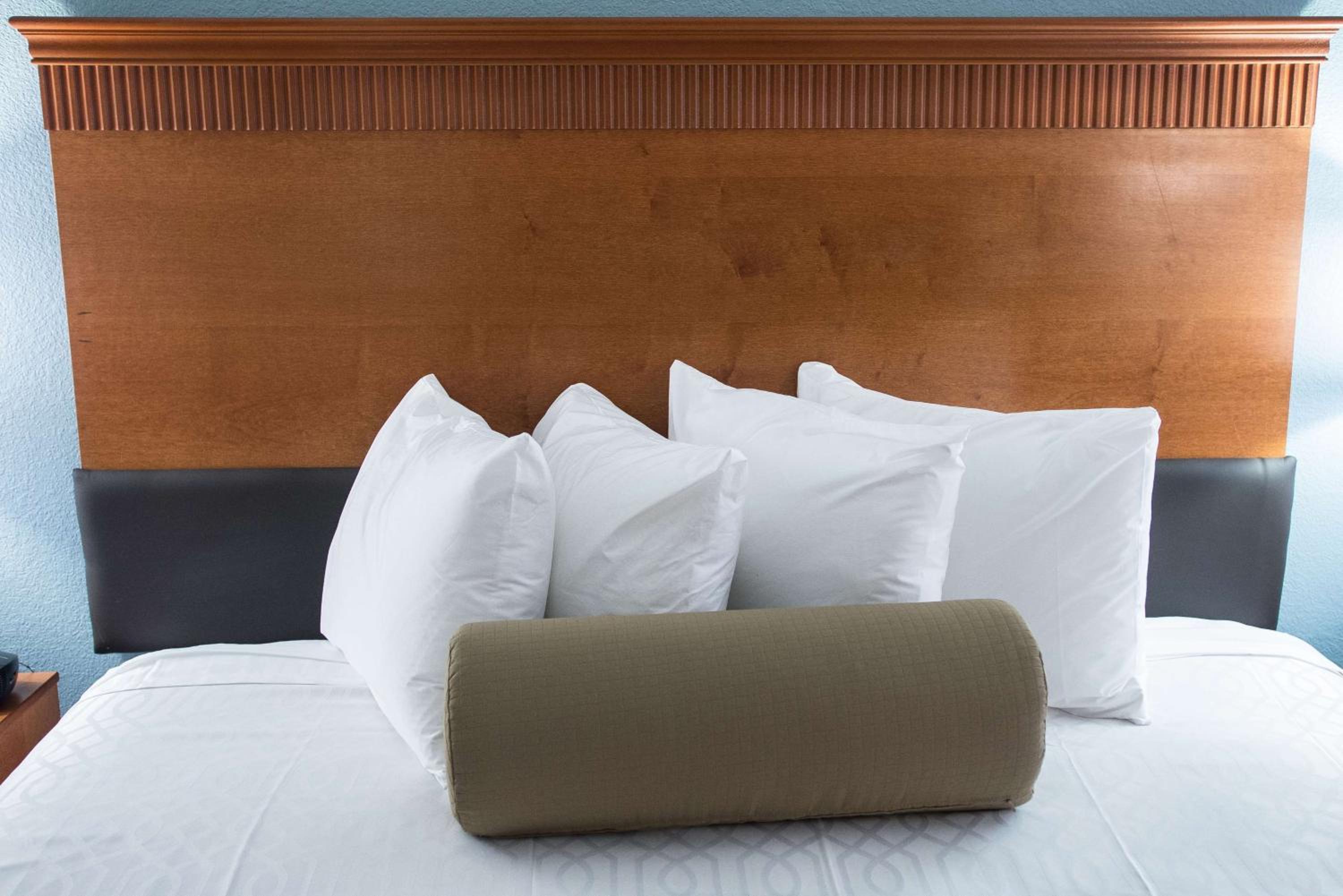 Deluxe King Room - Photo 10