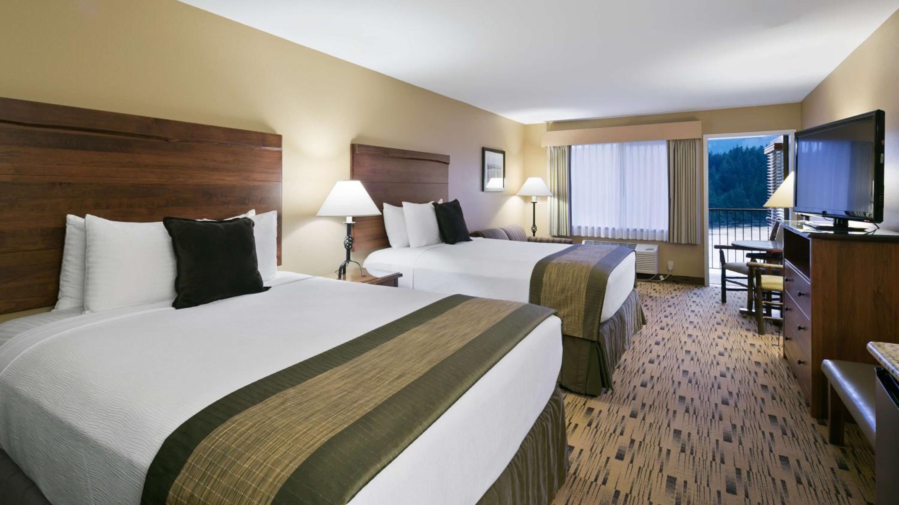 Queen Room with Two Queen Beds and Balcony - River View