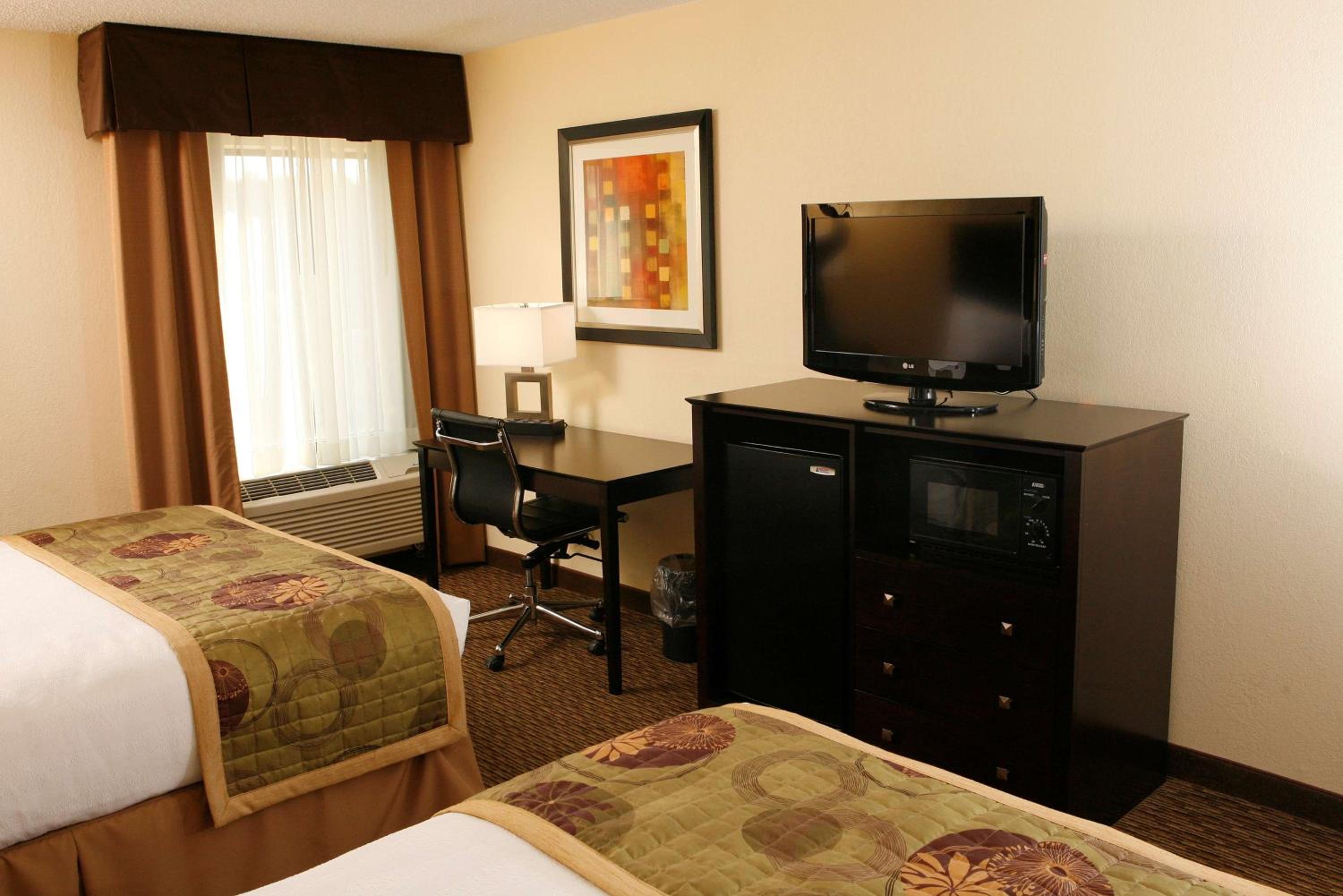 Queen Room with Two Queen Beds - Disability Access - Photo 3