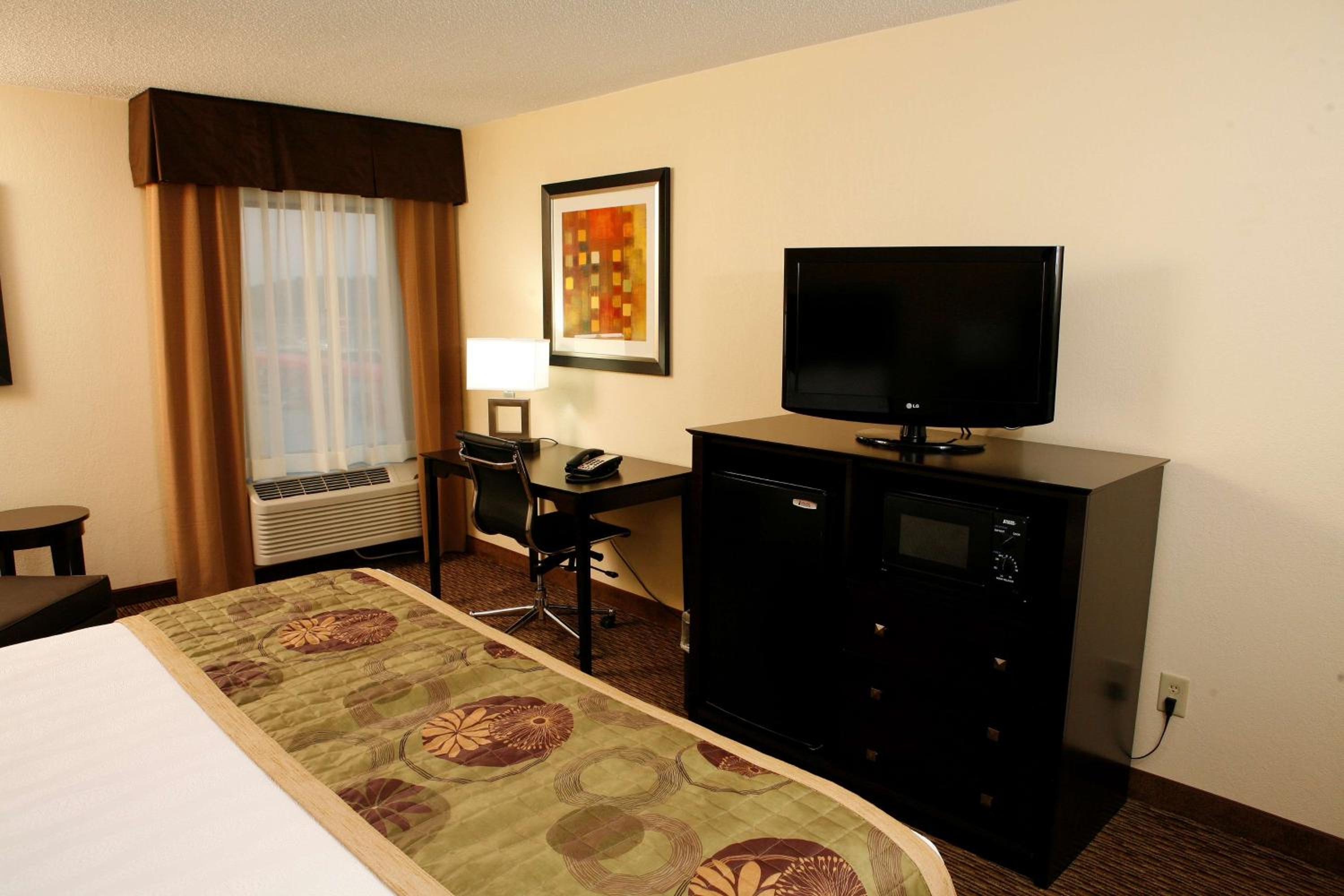 King Room with Bath Tub - Mobility Accessible/Non-Smoking - Photo 5