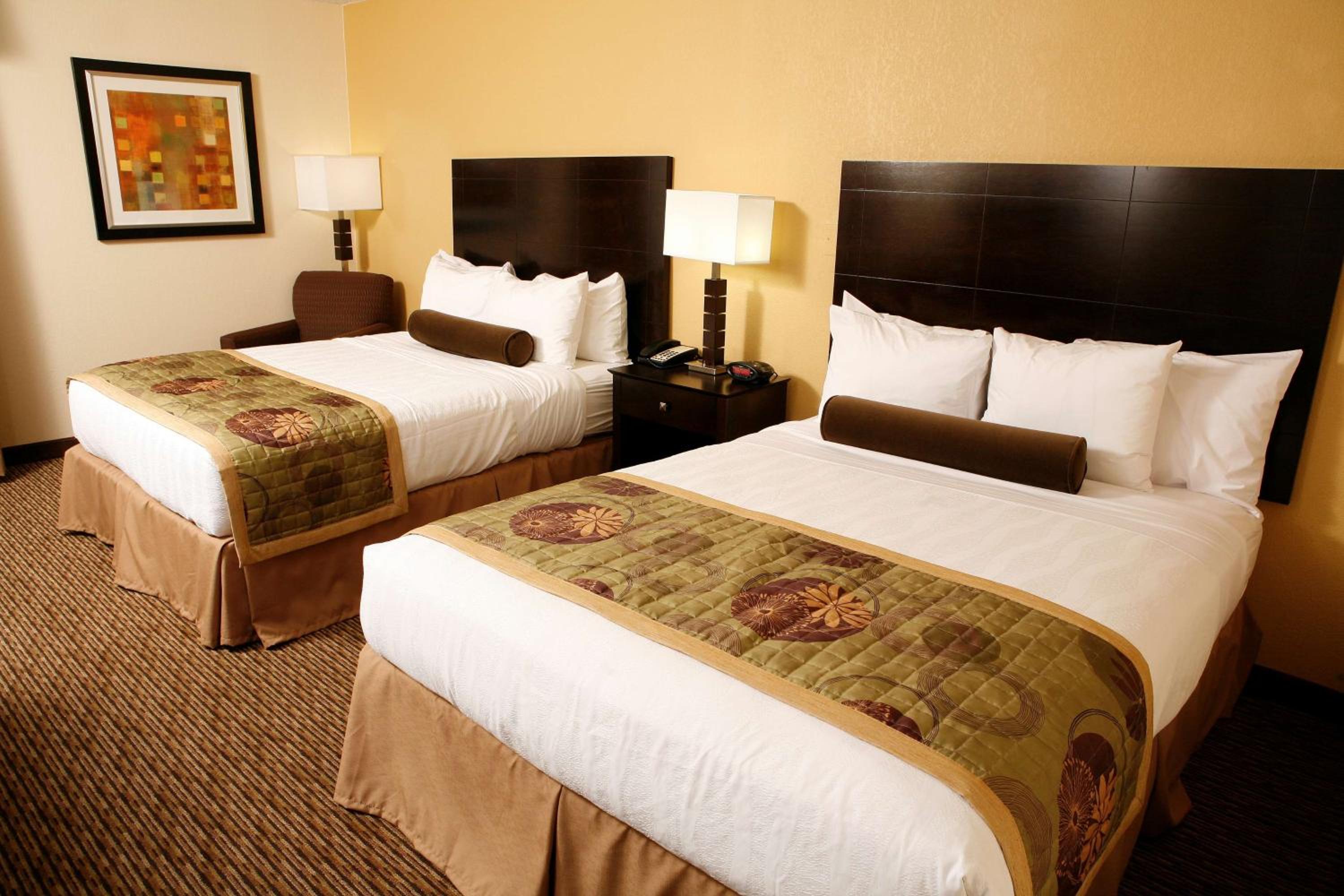 Queen Room with Two Queen Beds - Disability Access - Photo 4