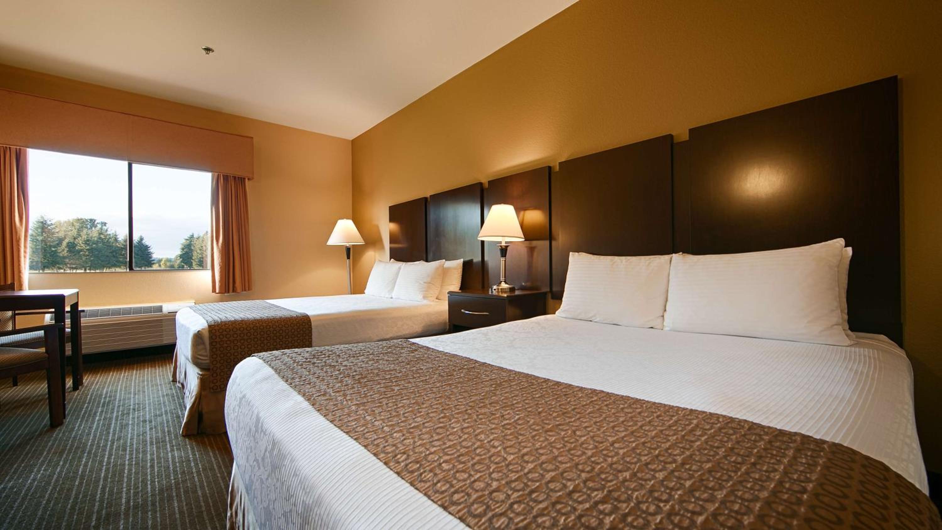 Queen Room with Two Queen Beds and Golf Course View - Non-Smoking - Photo 7