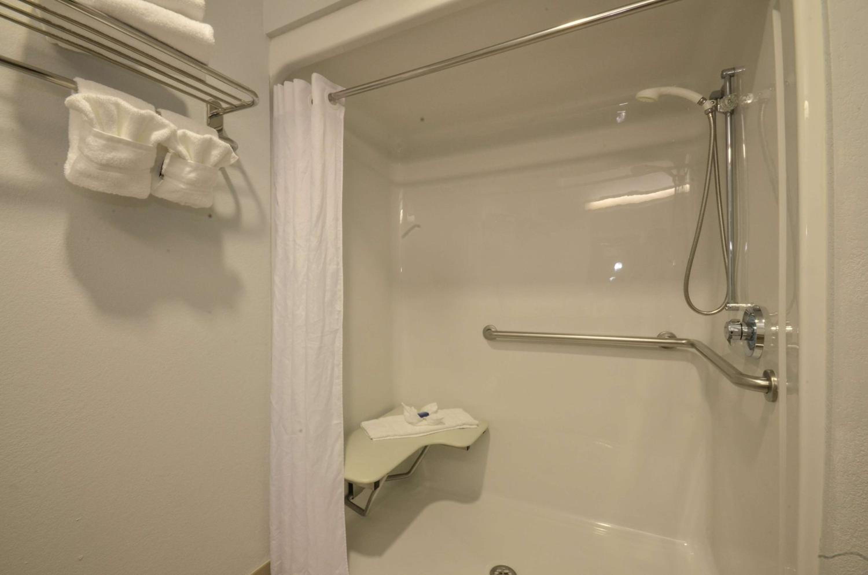King Room with Roll-in Shower - Disability Access/Non-Smoking - Photo 3