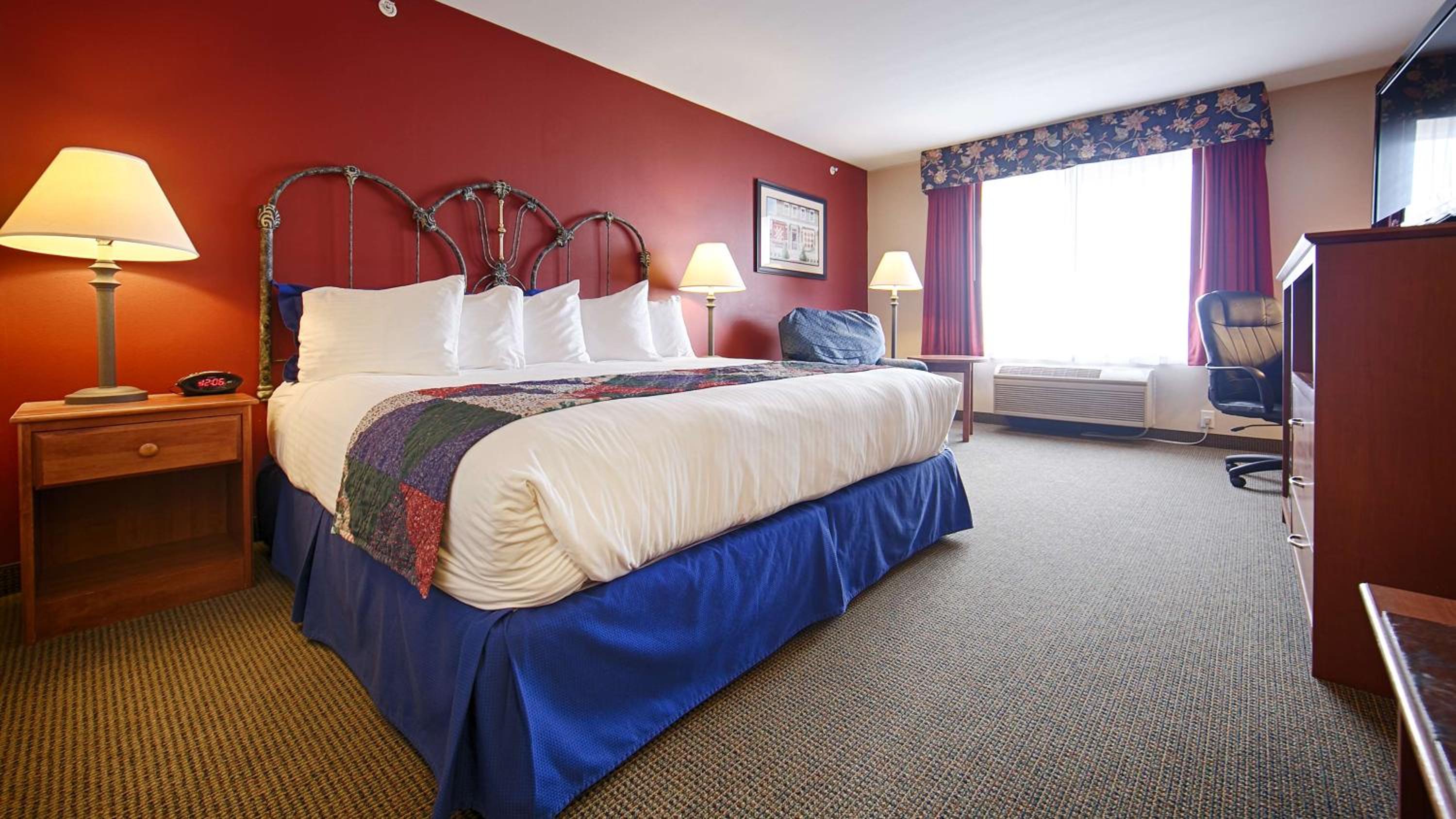 King Suite with Hot Tub - Non-Smoking photo 1