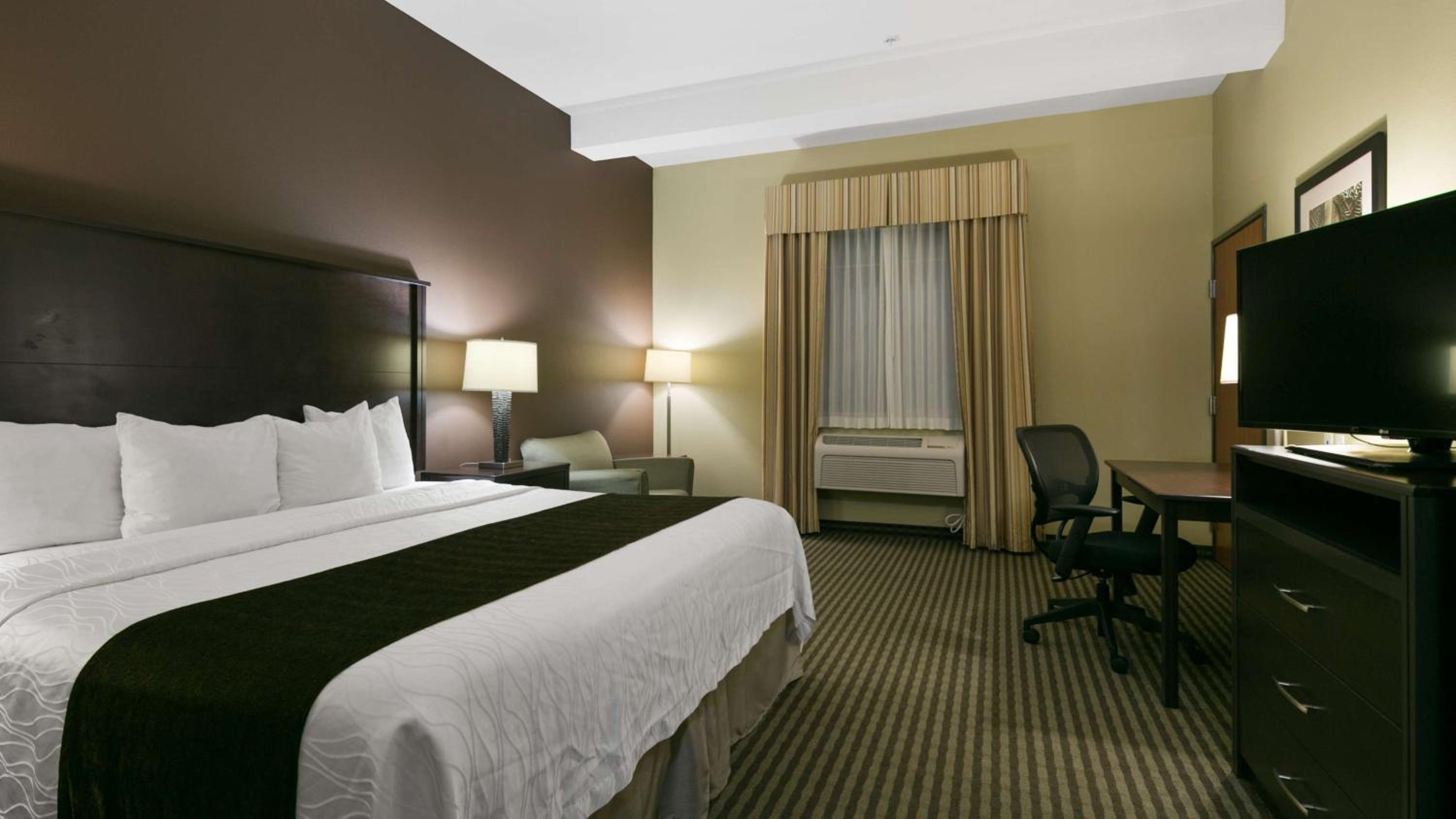 King Room with Bath Tub - Disability Access - Photo 5