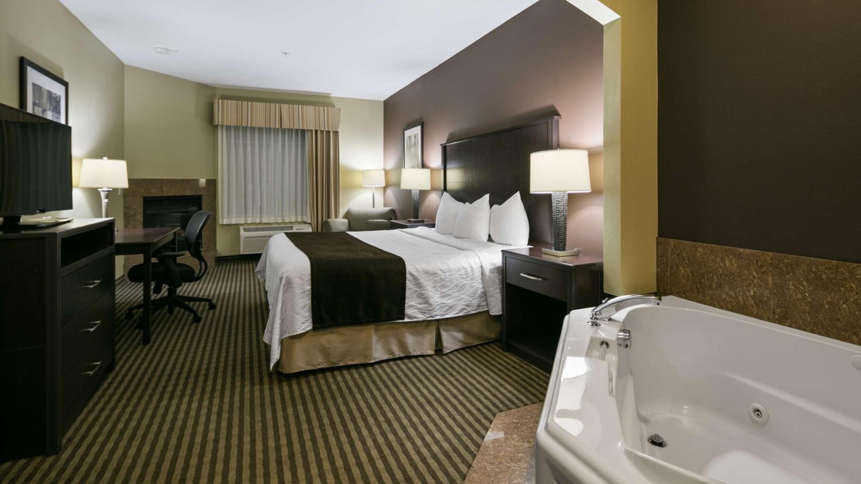 King Suite with Walk-in Shower - Disability Access - Photo 5