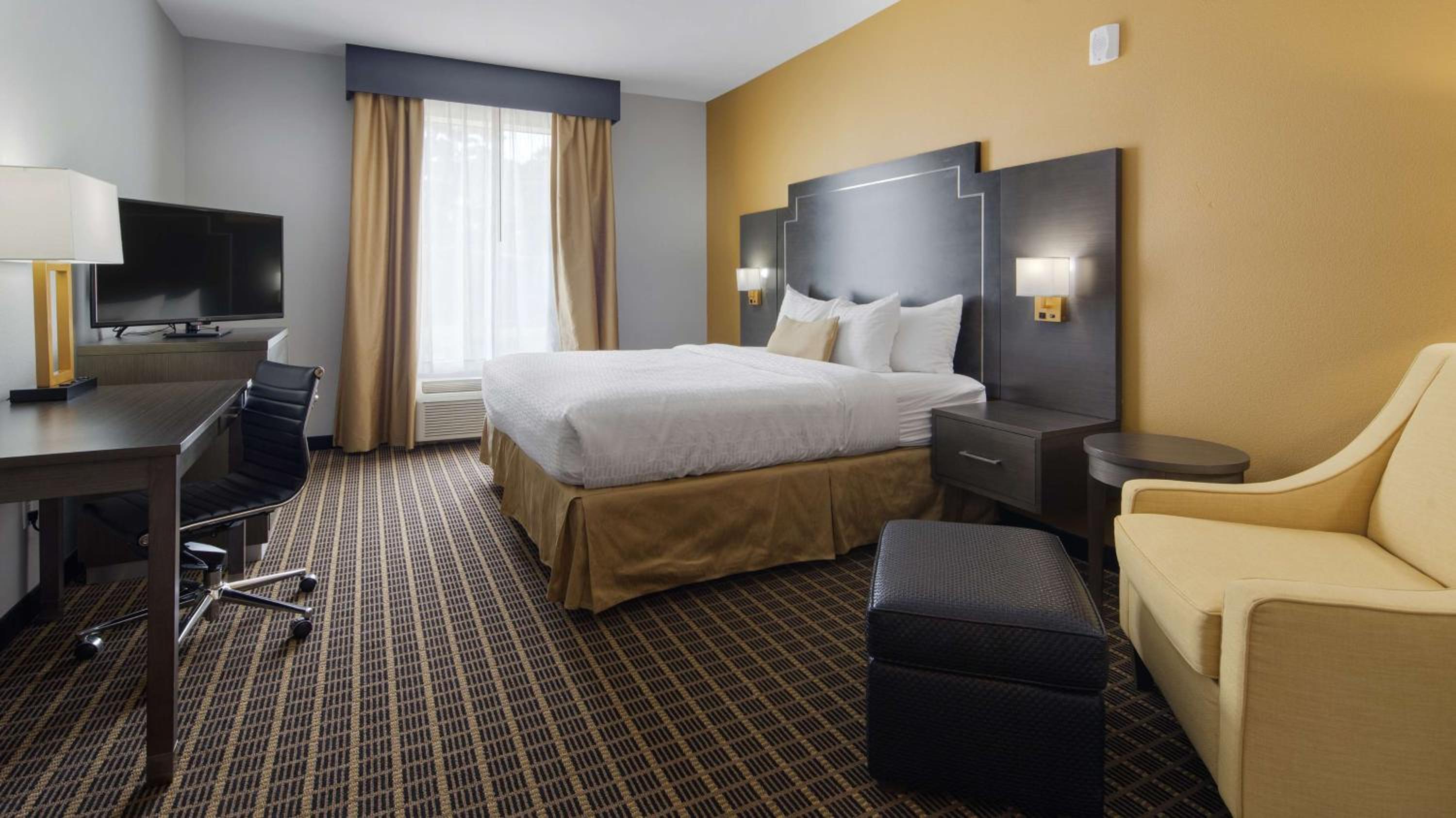 King Suite with Bath Tub and Sofa Bed - Disability/Non-Smoking photo 3