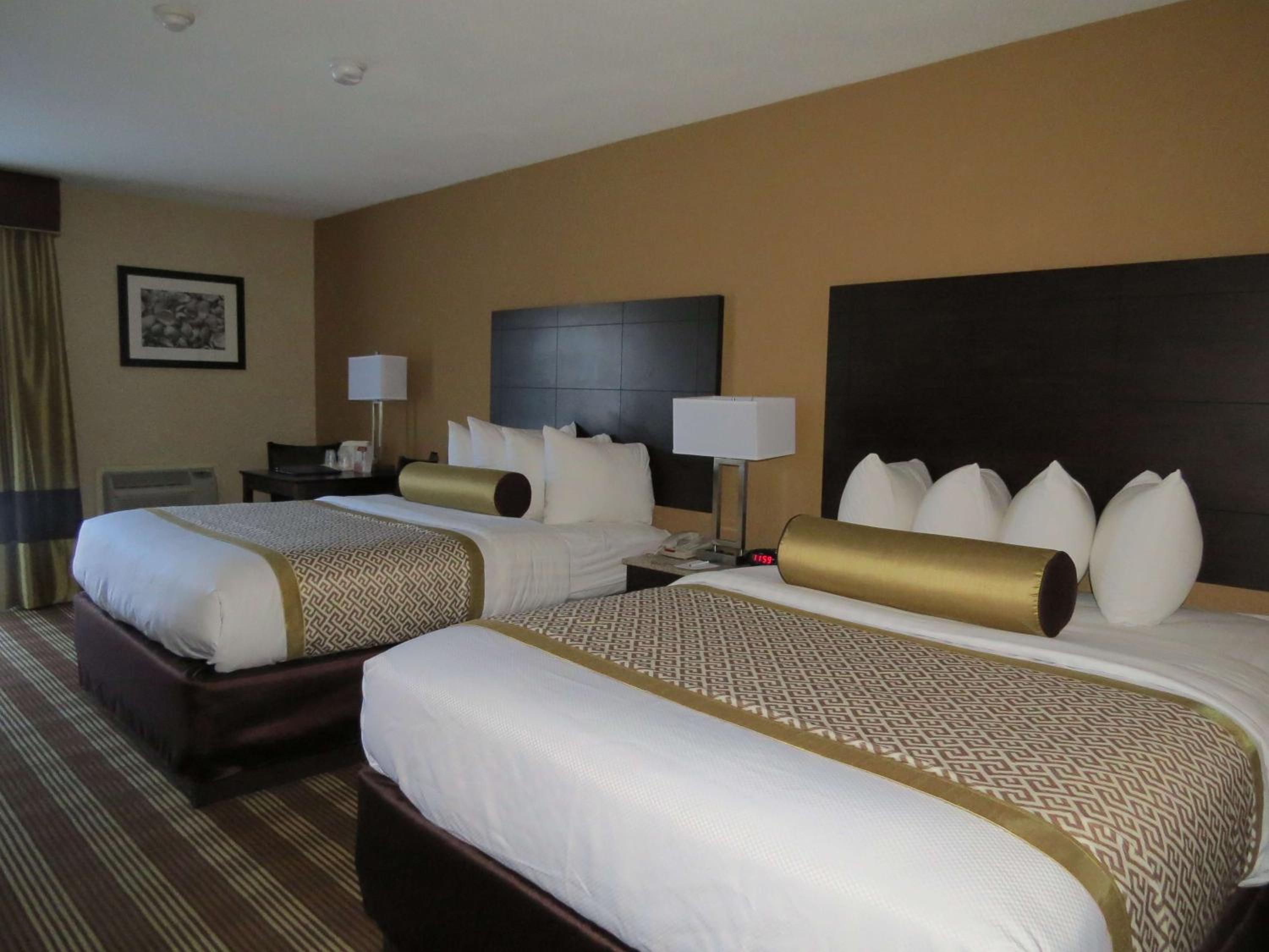 Queen Room with Two Queen Beds - Pet Friendly/Non-Smoking - Photo 1