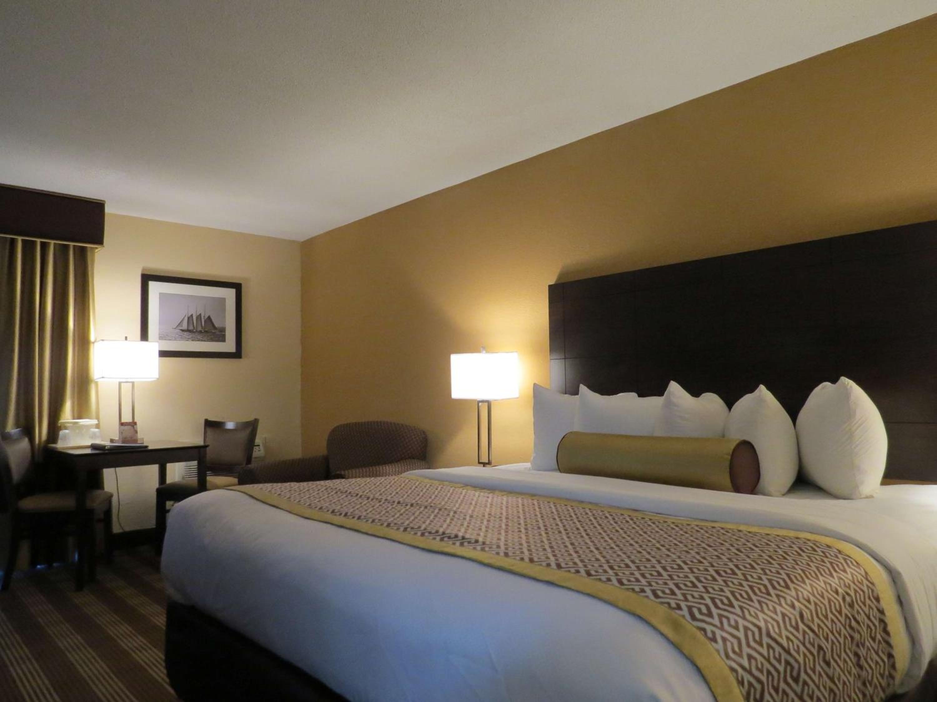 King Room with Roll-in Shower - Disability Access/Non-Smoking - Photo 3