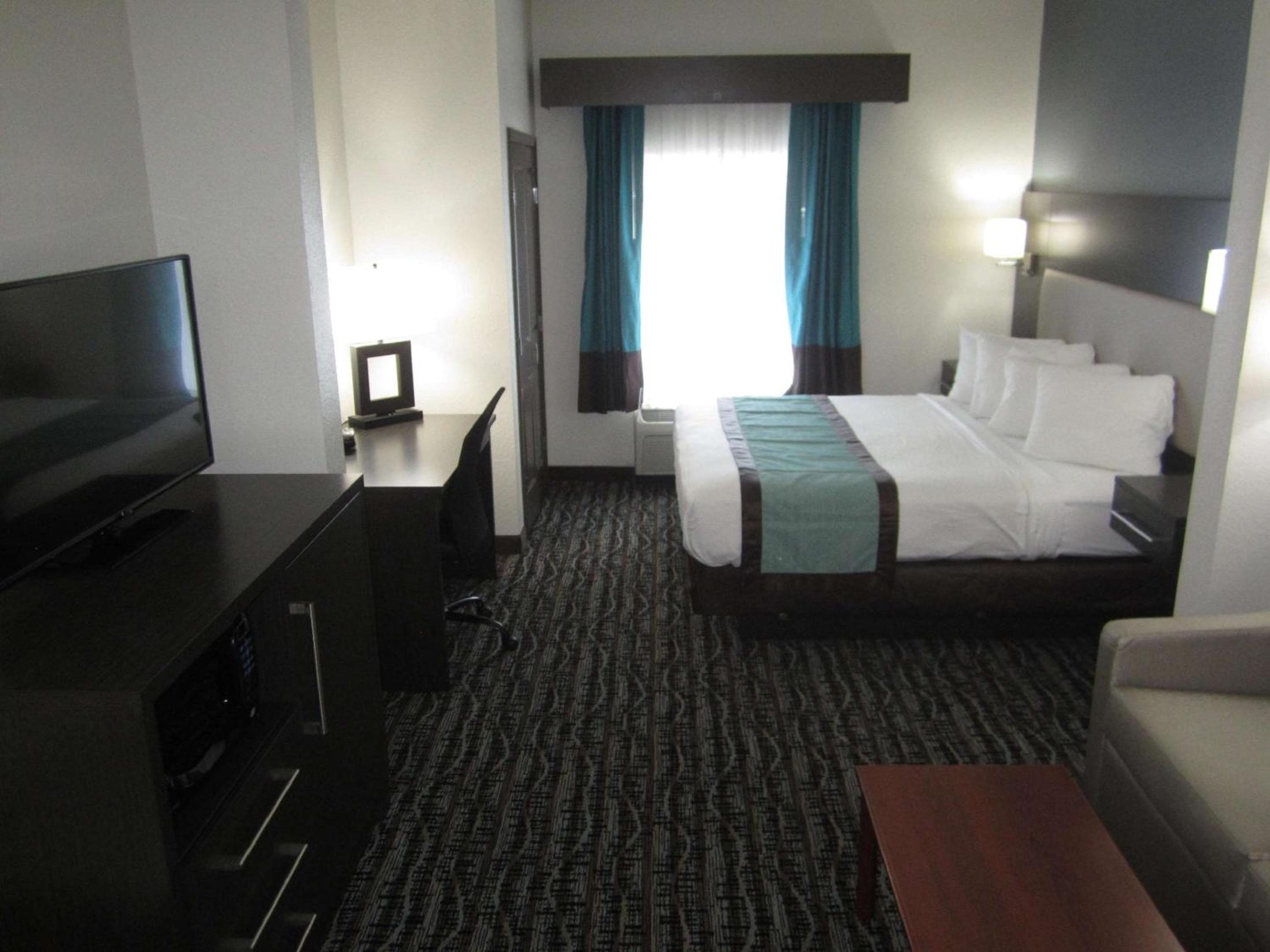 King Suite with Sofa Bed - Non-Smoking - Photo 1