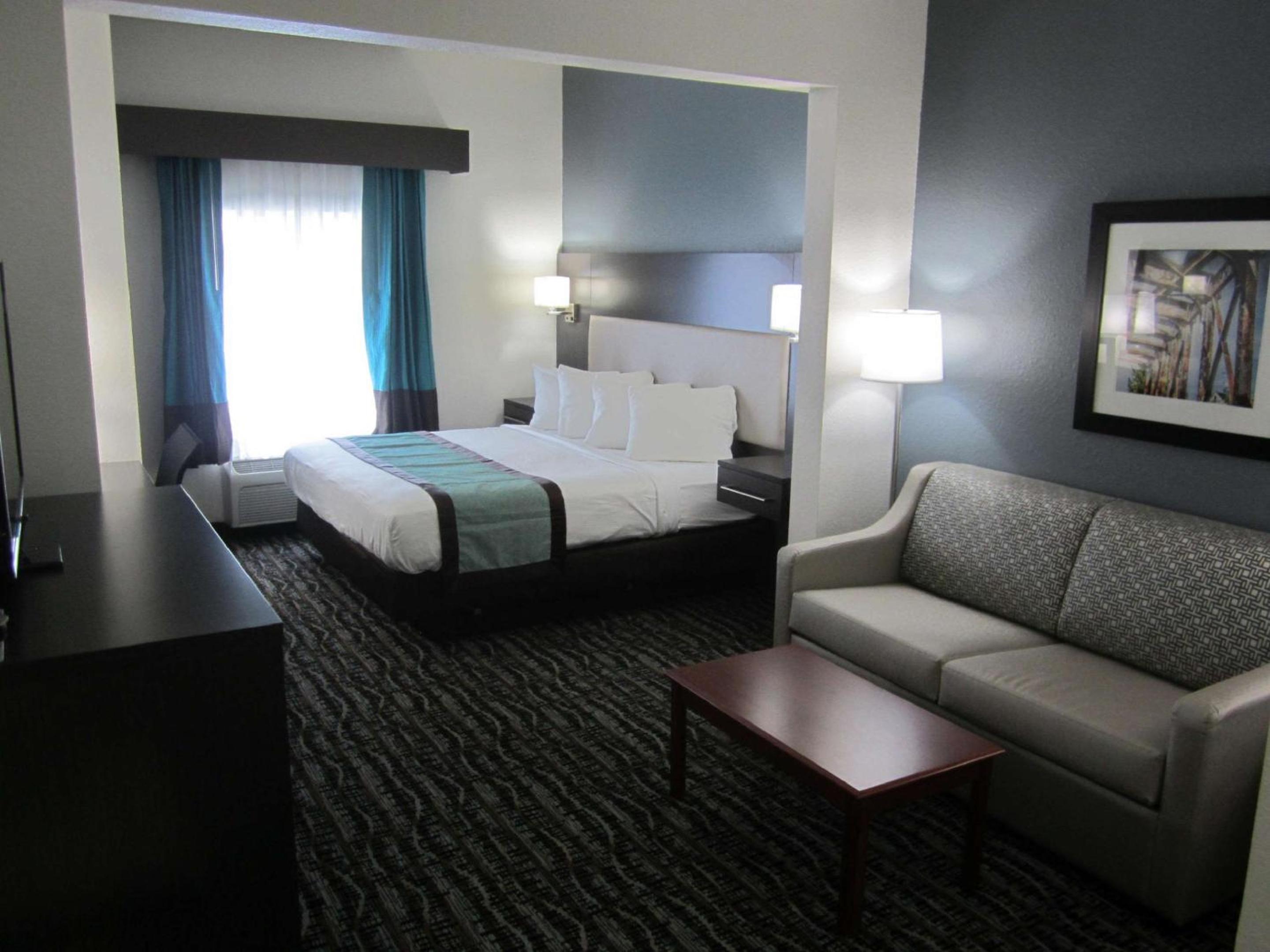 King Suite with Sofa Bed - Non-Smoking - Photo 3