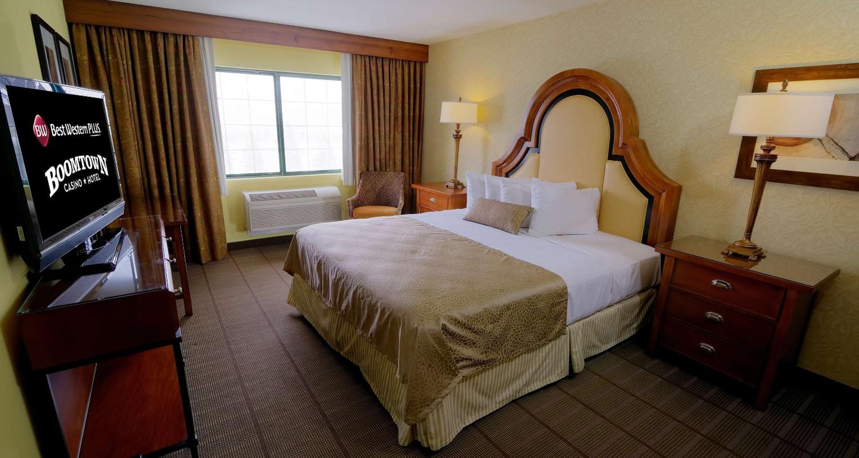 King Room with Balcony - Non-Smoking - Photo 6