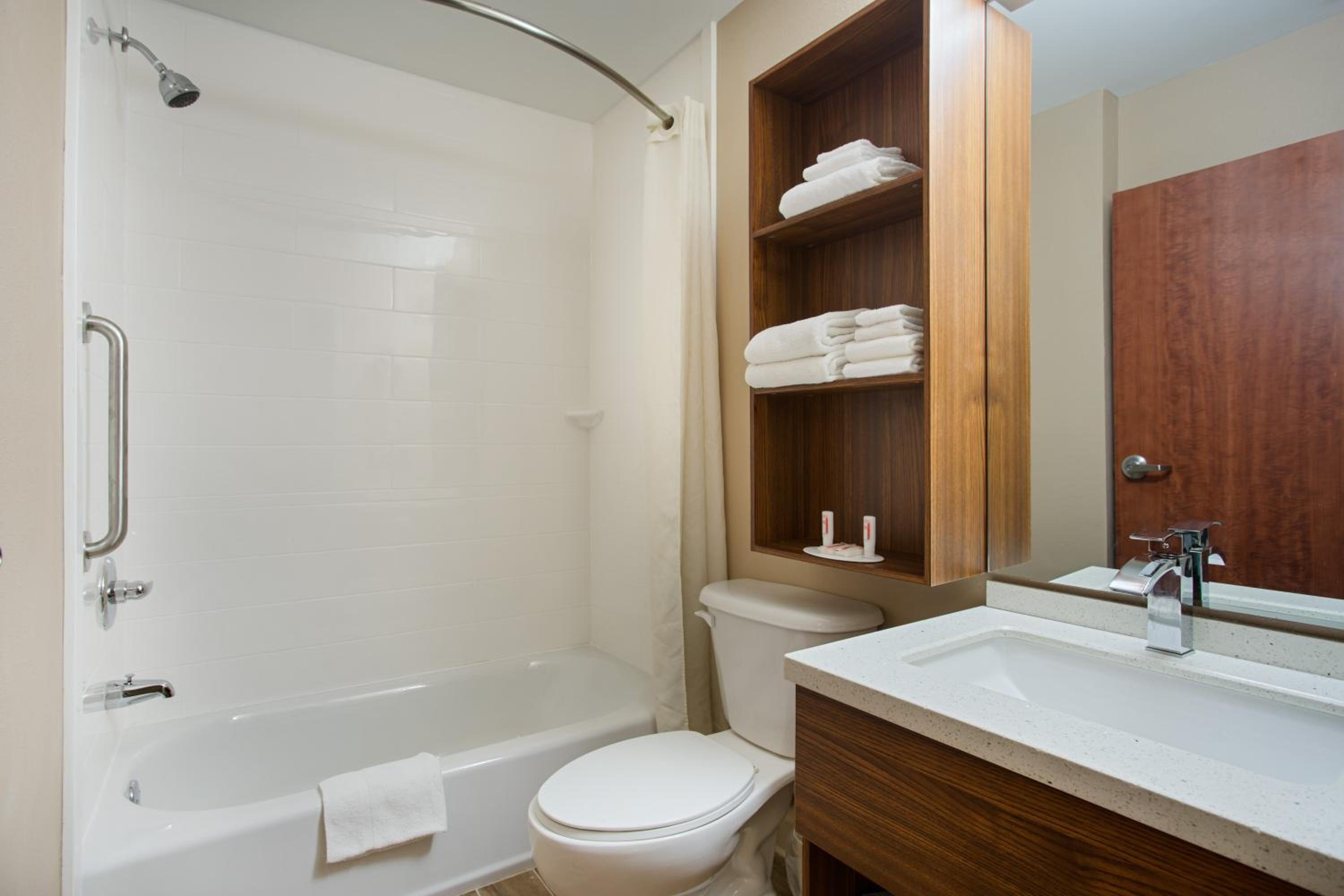 Queen Studio Suite with Two Queen Beds - Non-Smoking - Photo 2