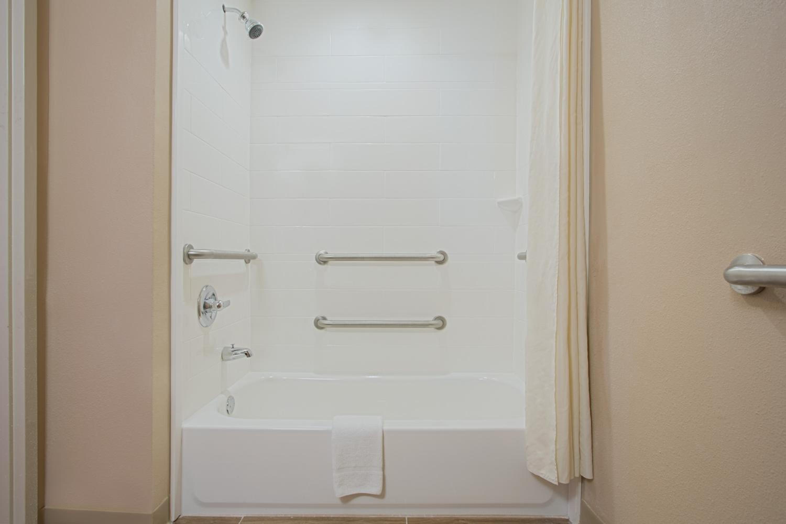 Queen Room with Two Queen Beds - Disability Access/Non-Smoking - Photo 2