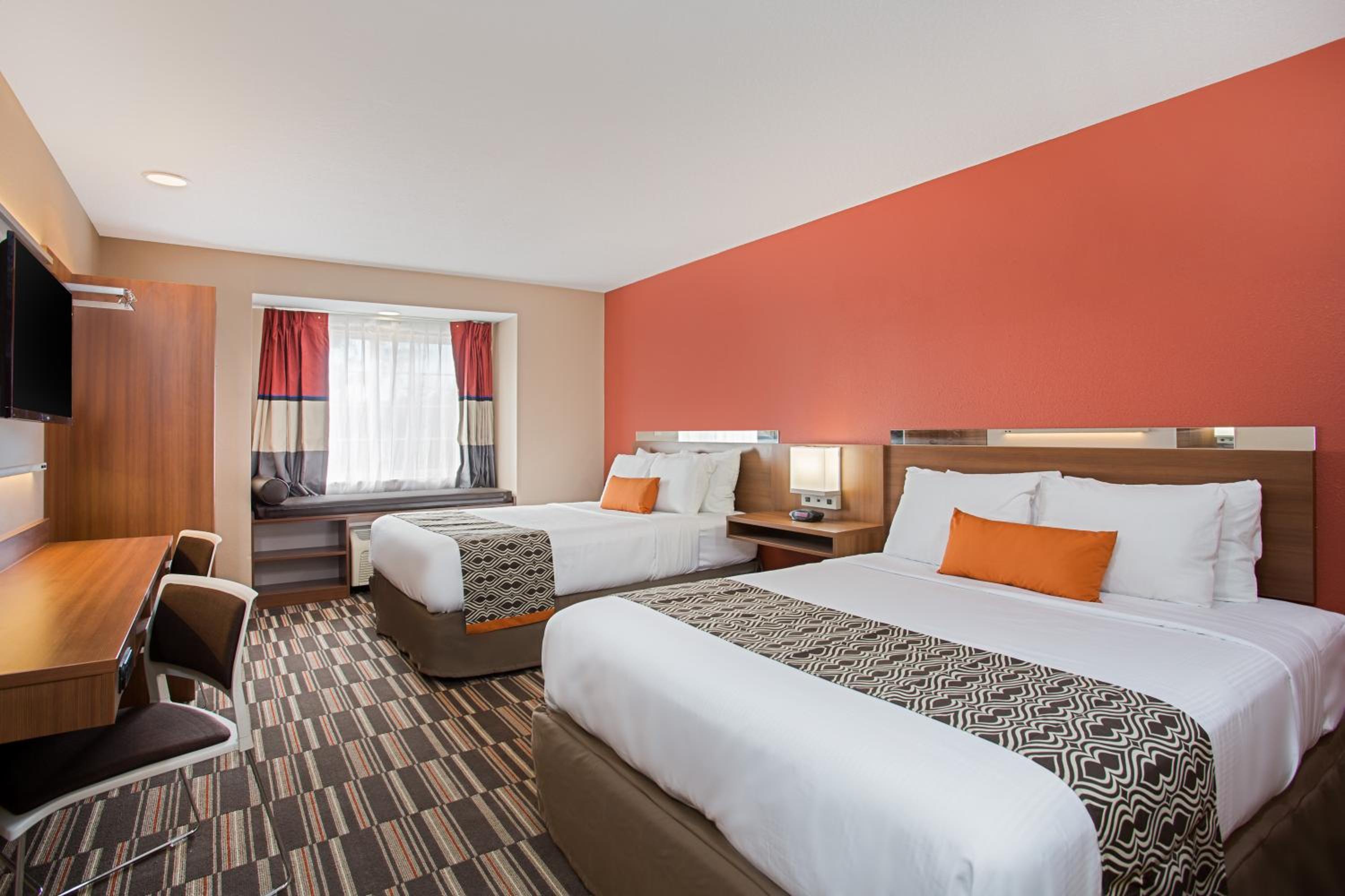 Queen Room with Two Queen Beds - Non-Smoking - Photo 3