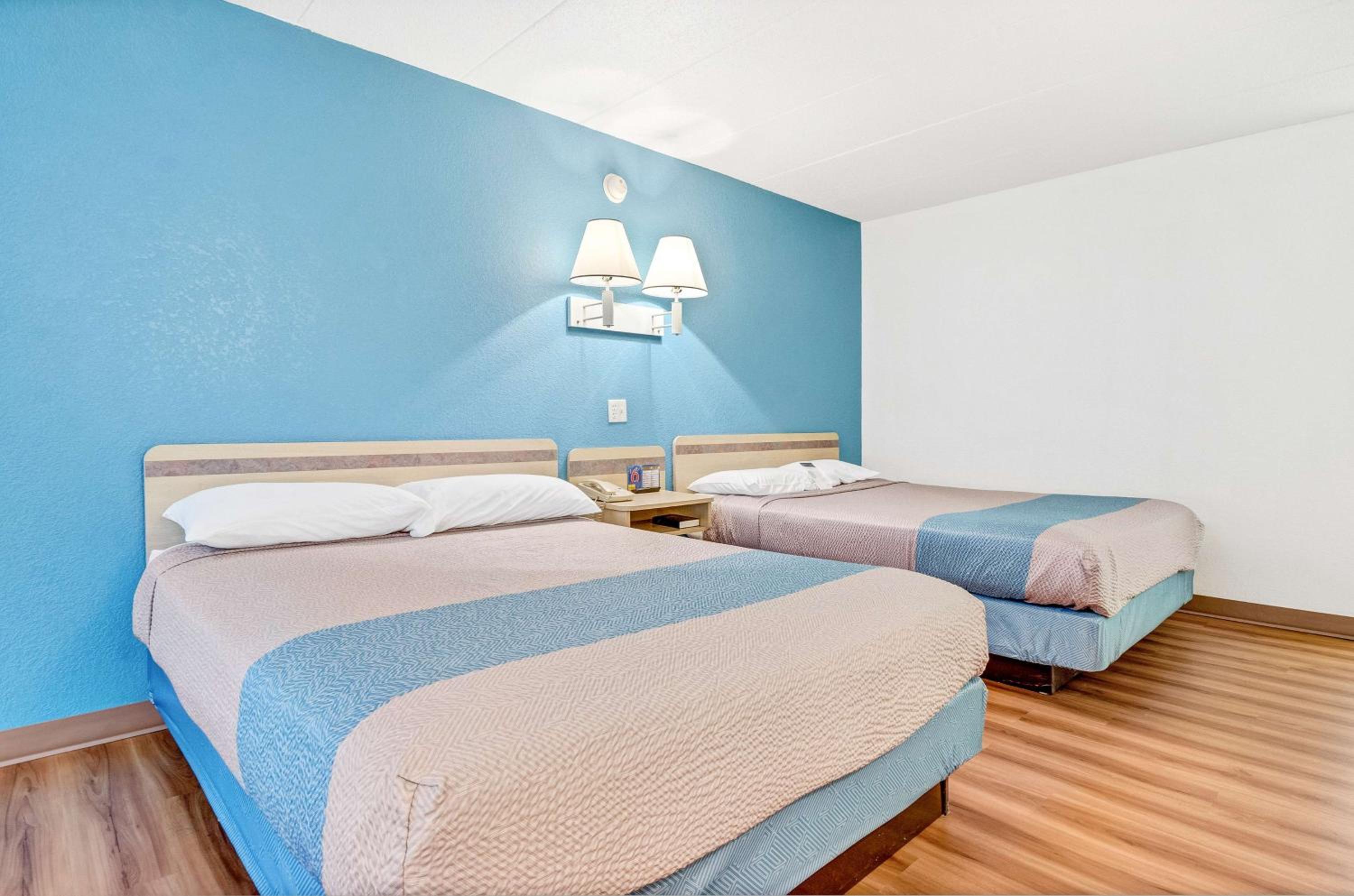 Queen Room with Two Queen Beds - Non-Smoking photo 2