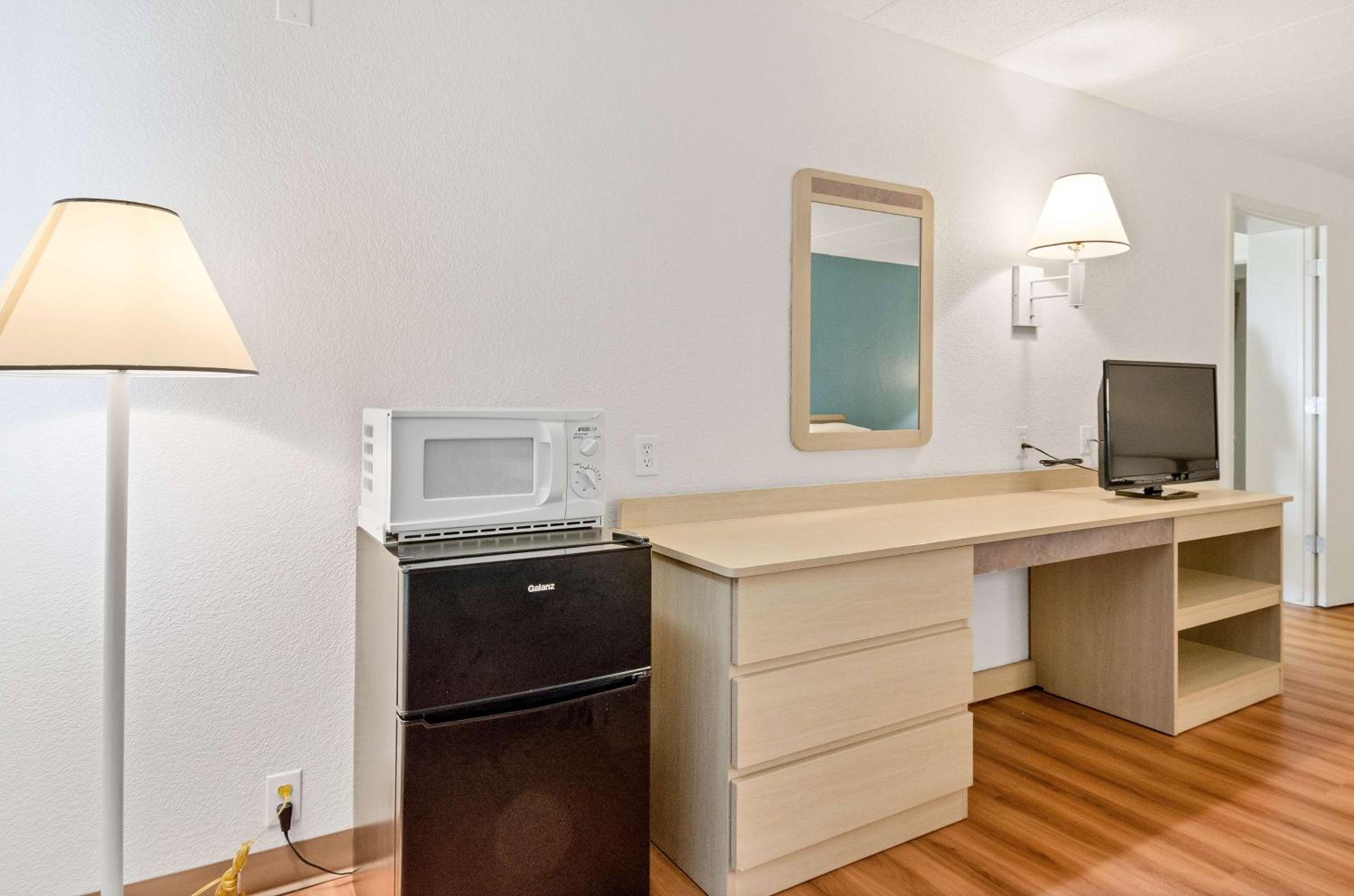 Queen Room with Two Queen Beds - Non-Smoking photo 3