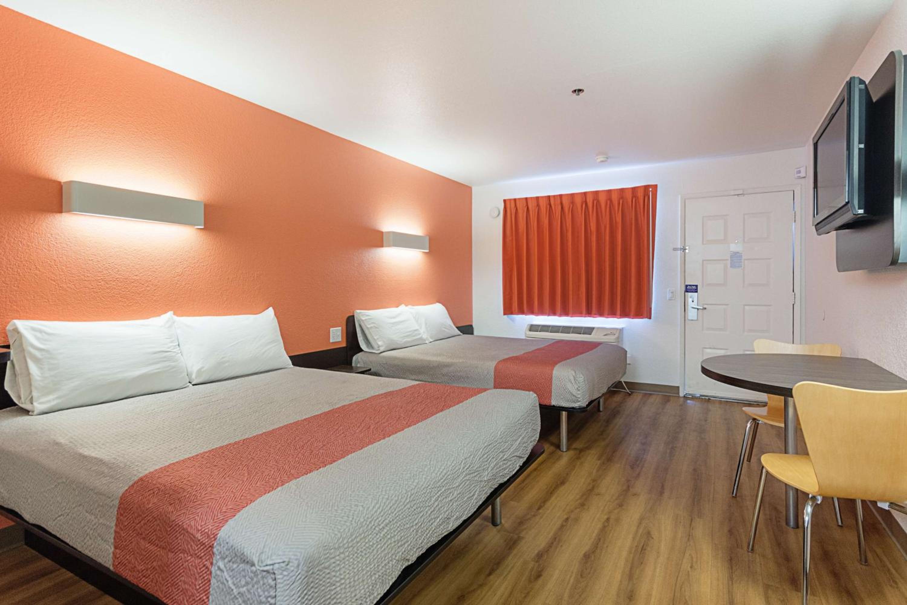 Deluxe Queen Room with Two Queen Beds - Smoking photo 3