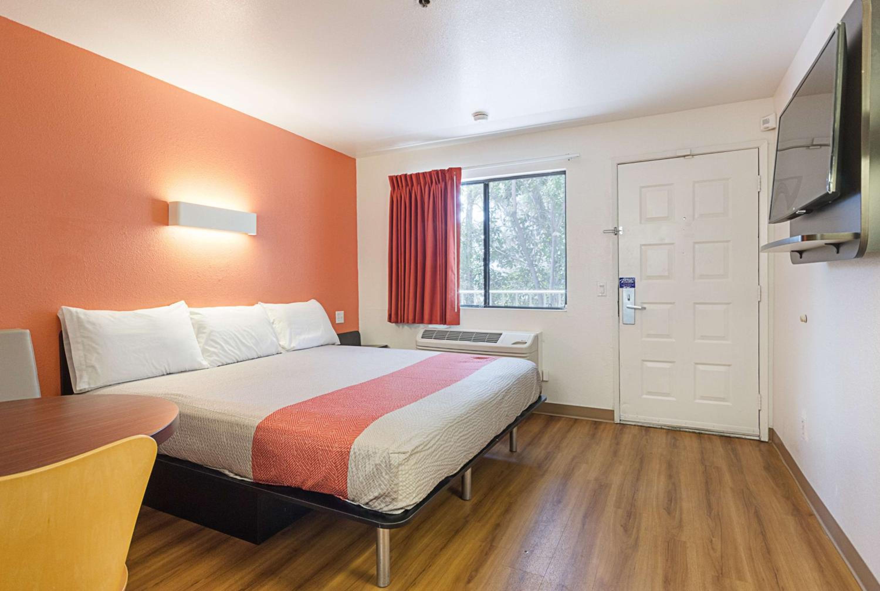 King Room - Disability Access - Non-Smoking photo 3