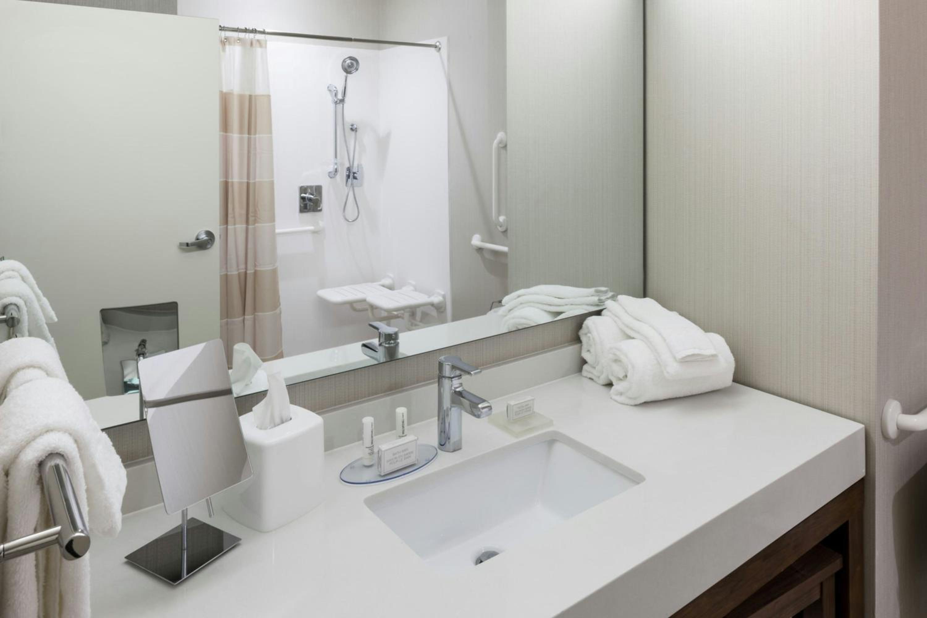 Queen Room with Two Queen Beds and Roll-In Shower - Mobility Access/Hearing Accessible