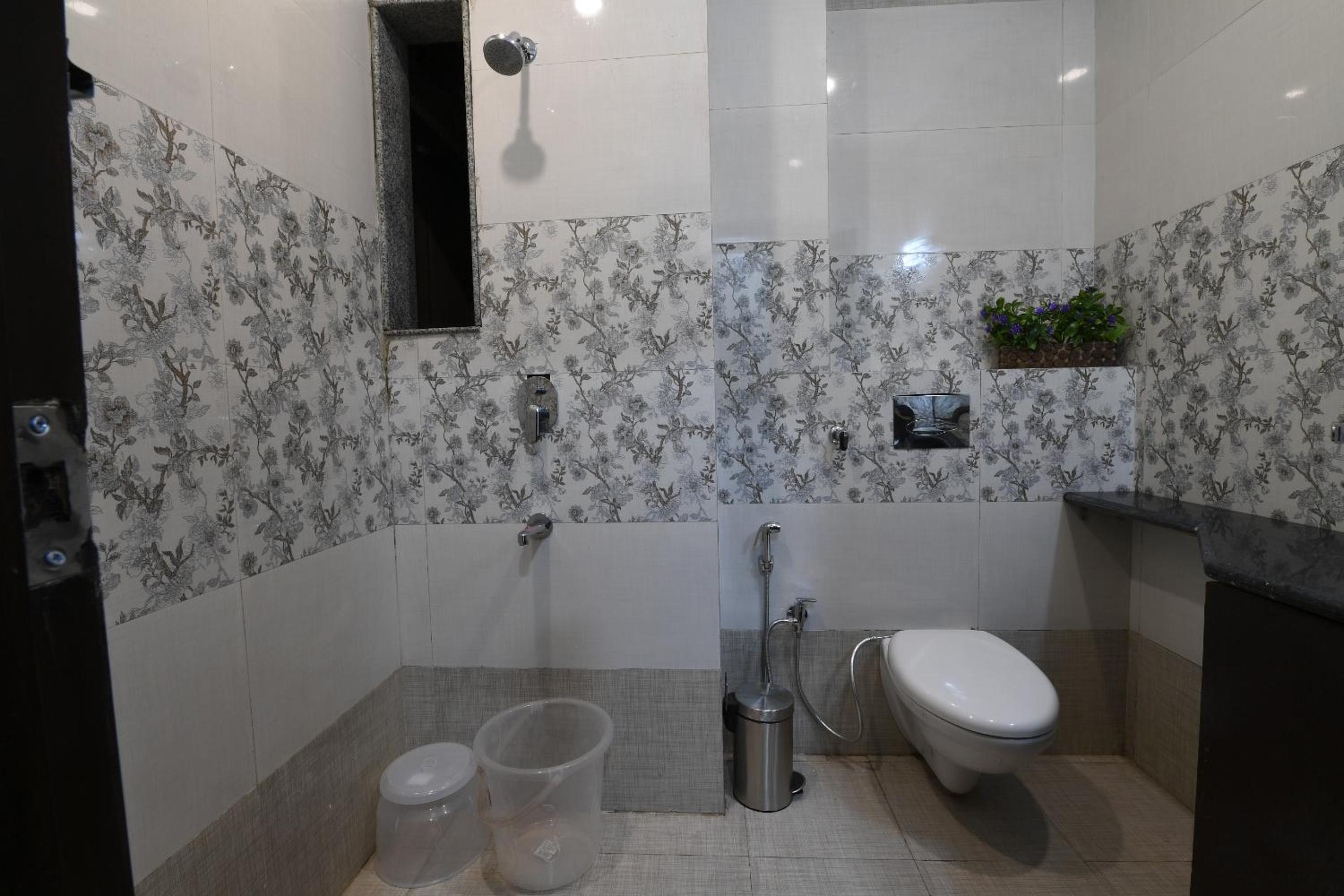 Deluxe Double Room (2 Adults + 1 Child) - Photo 2