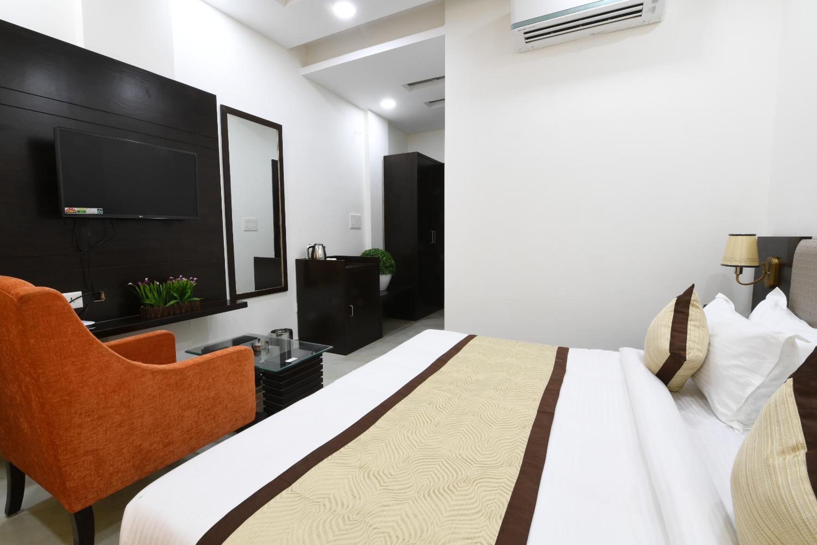 Deluxe Double Room (2 Adults + 1 Child) - Photo 4