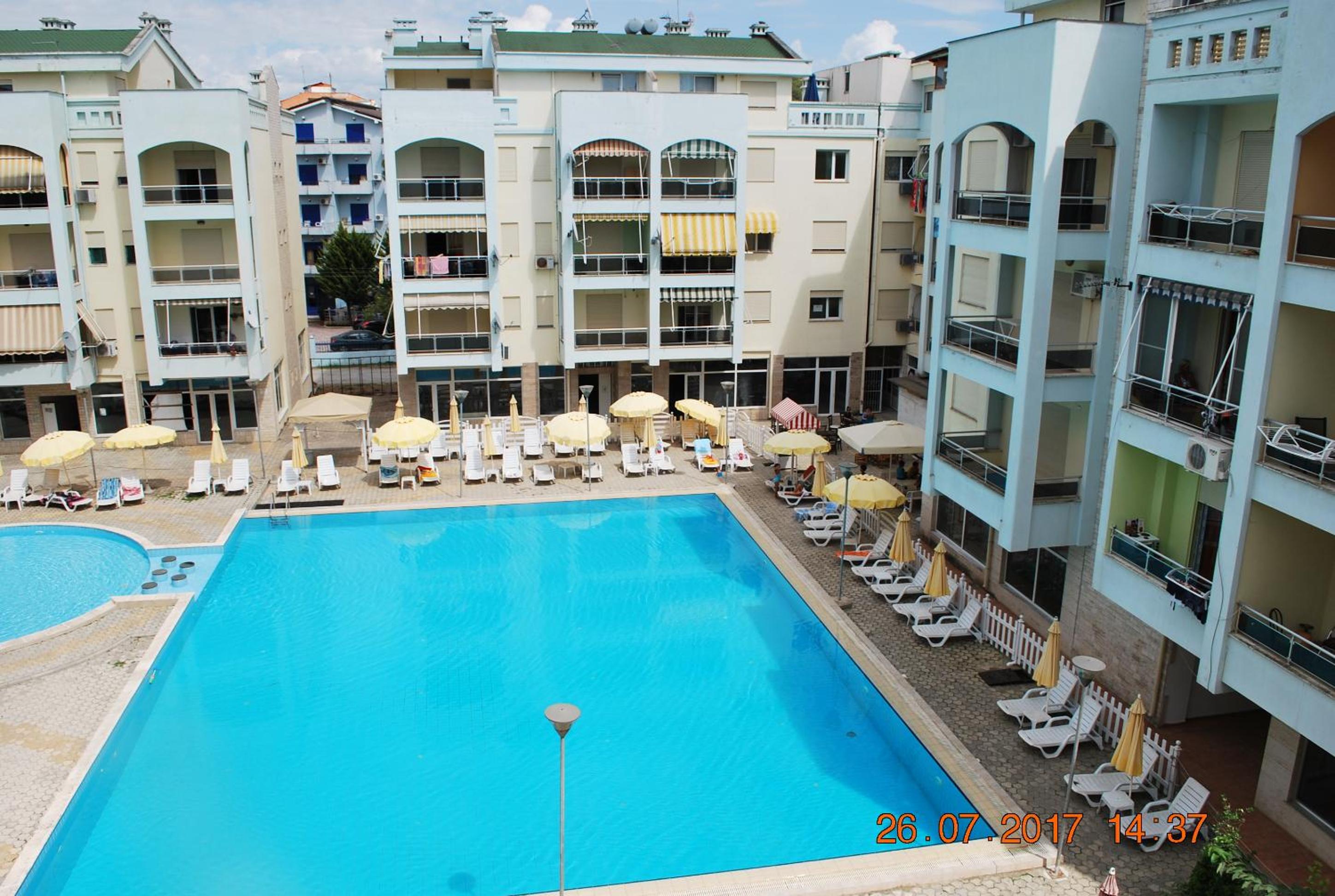 Apartment with Pool View 