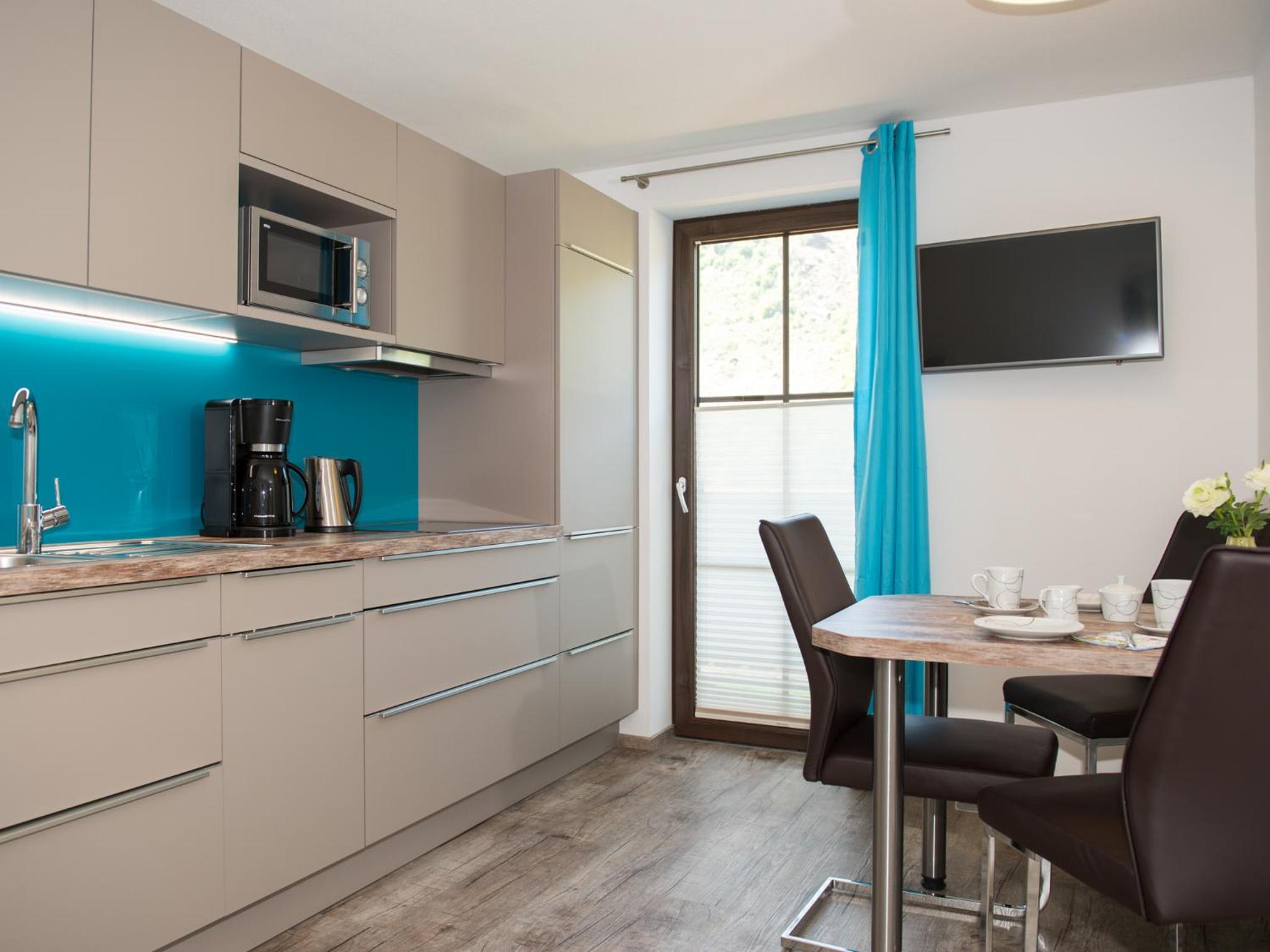 Apartment with Mountain View - Photo 3