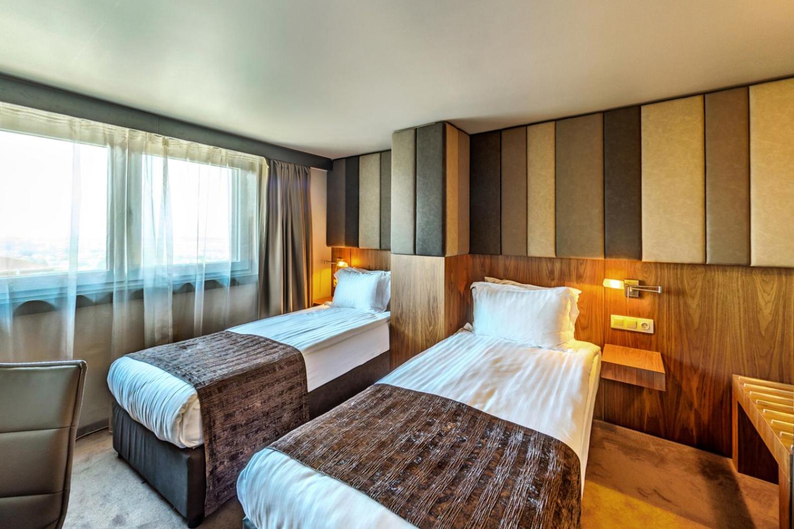 Superior Twin Room with City View & Free Parking photo 1