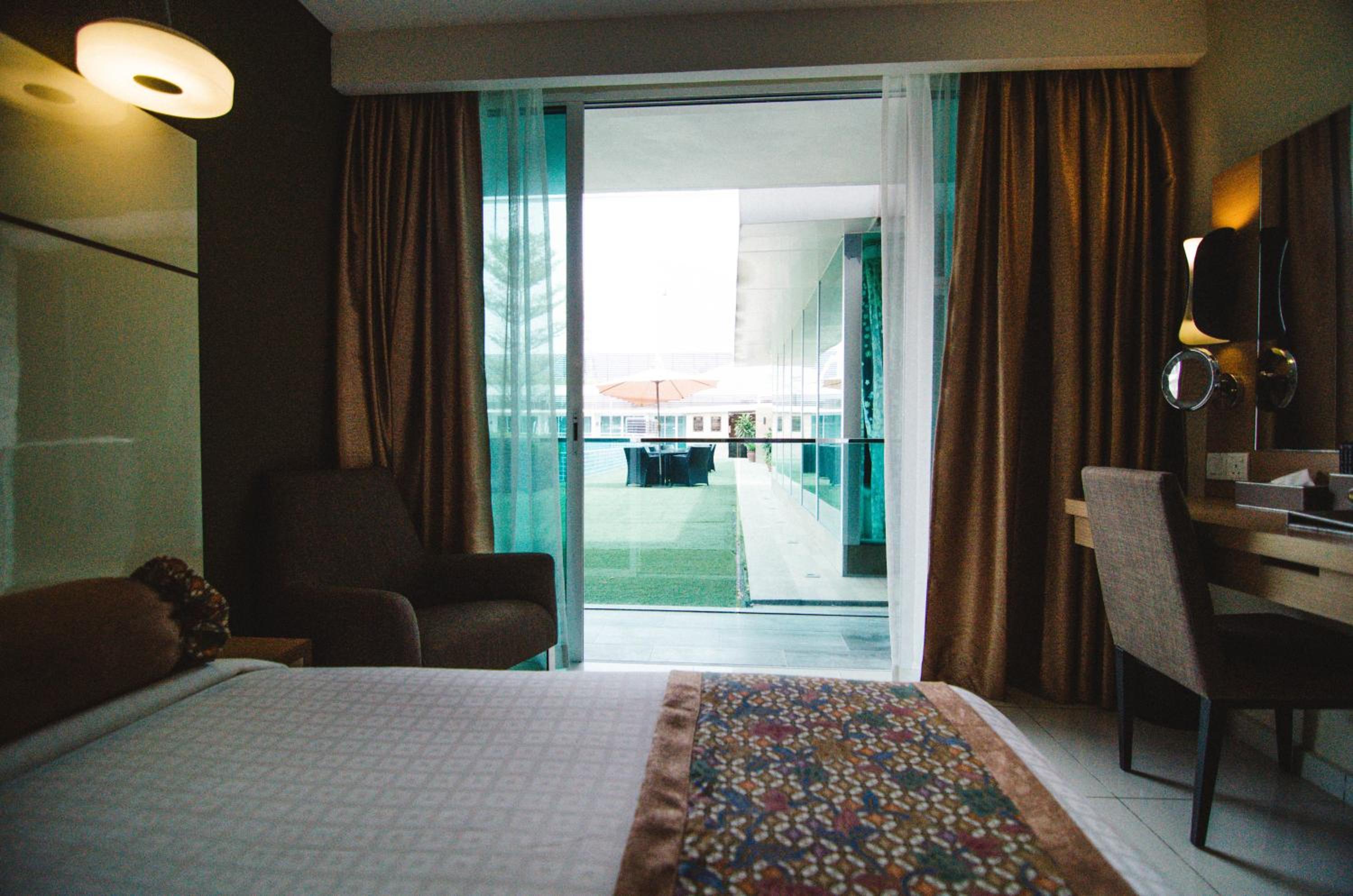 Deluxe King Room with Pool View - Photo 6