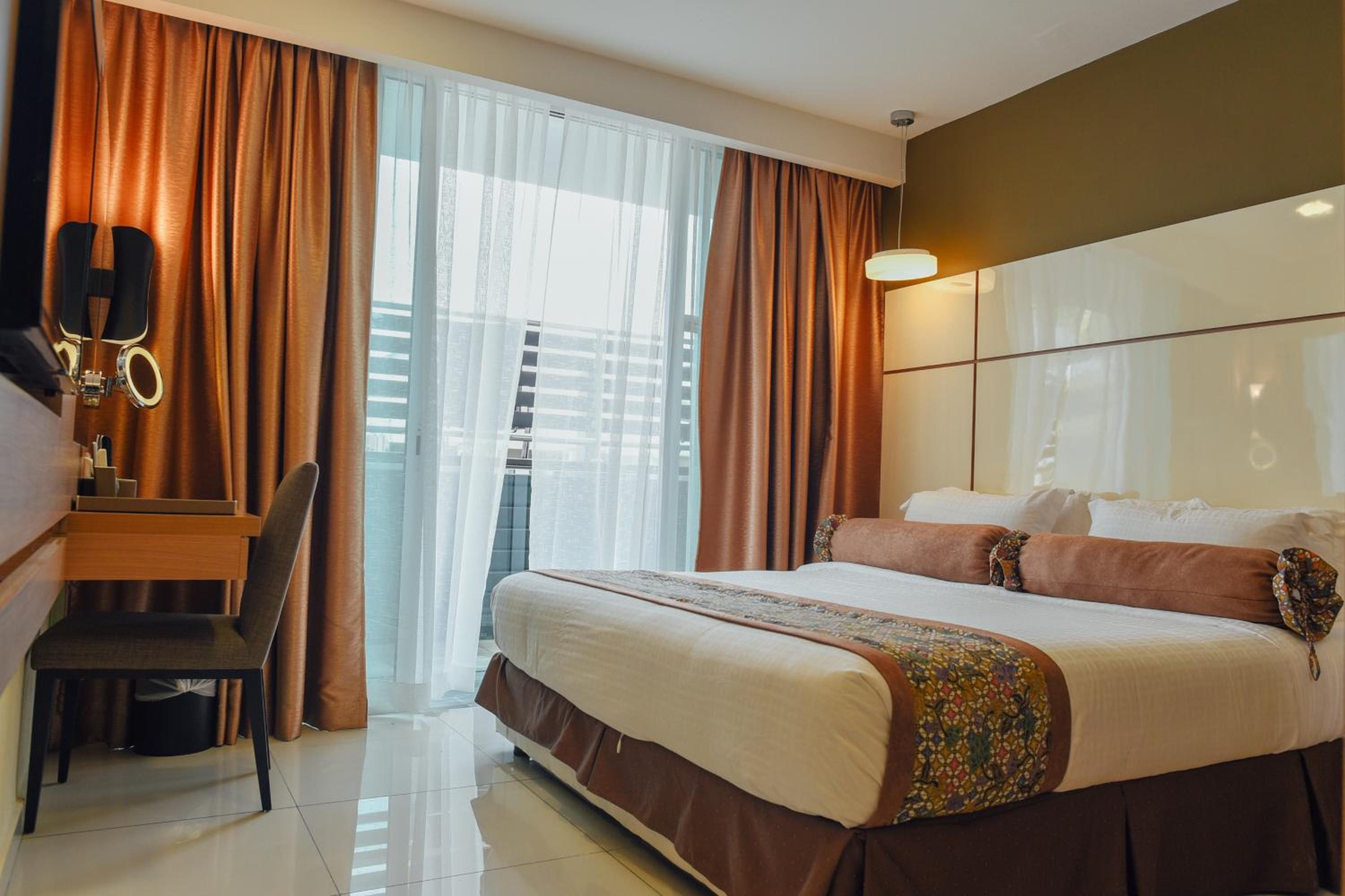 Deluxe King Room with Pool View - Photo 3