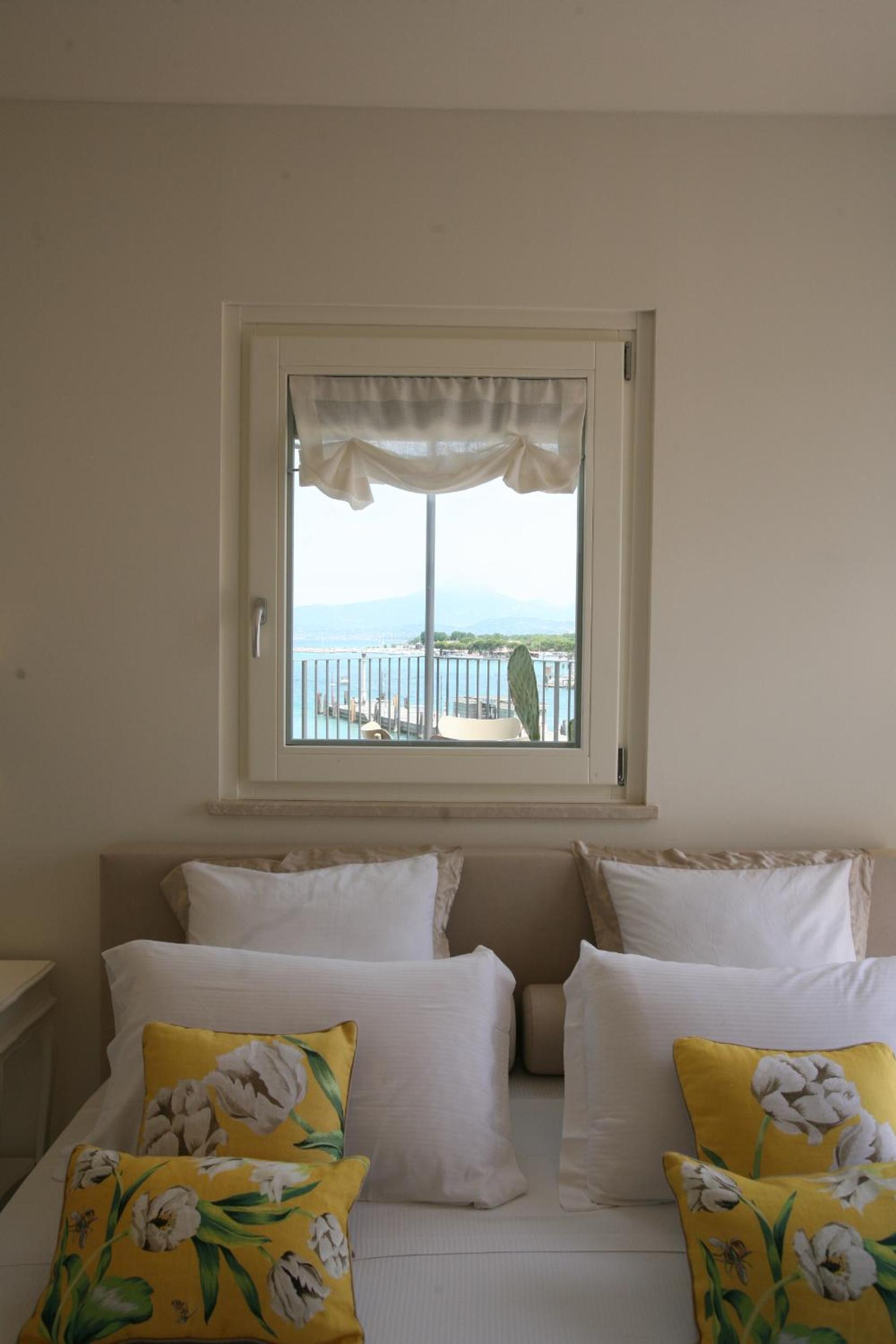 Deluxe Double Room with Terrace and Lake View photo 2