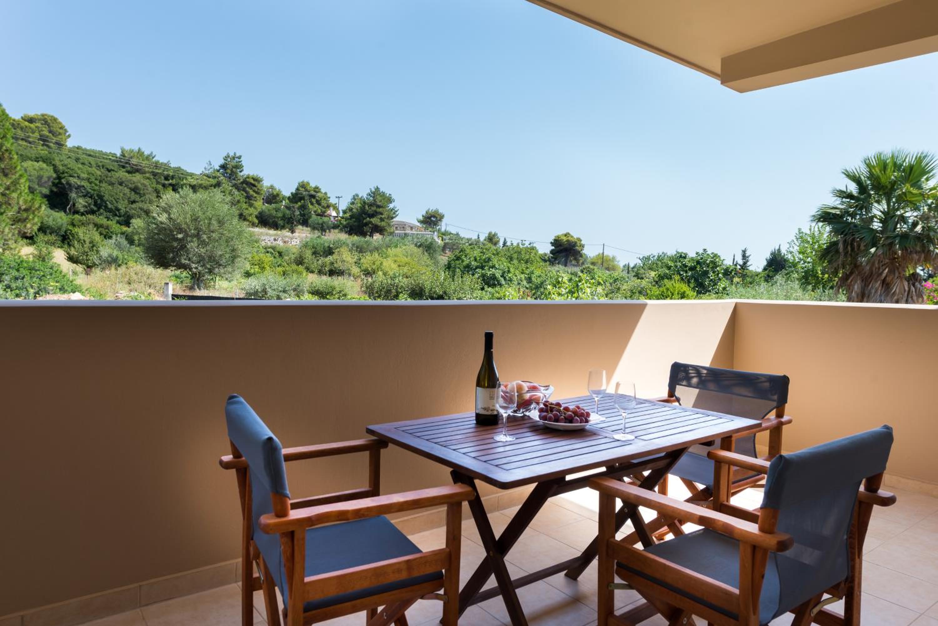 Apartment with Mountain View - Photo 4