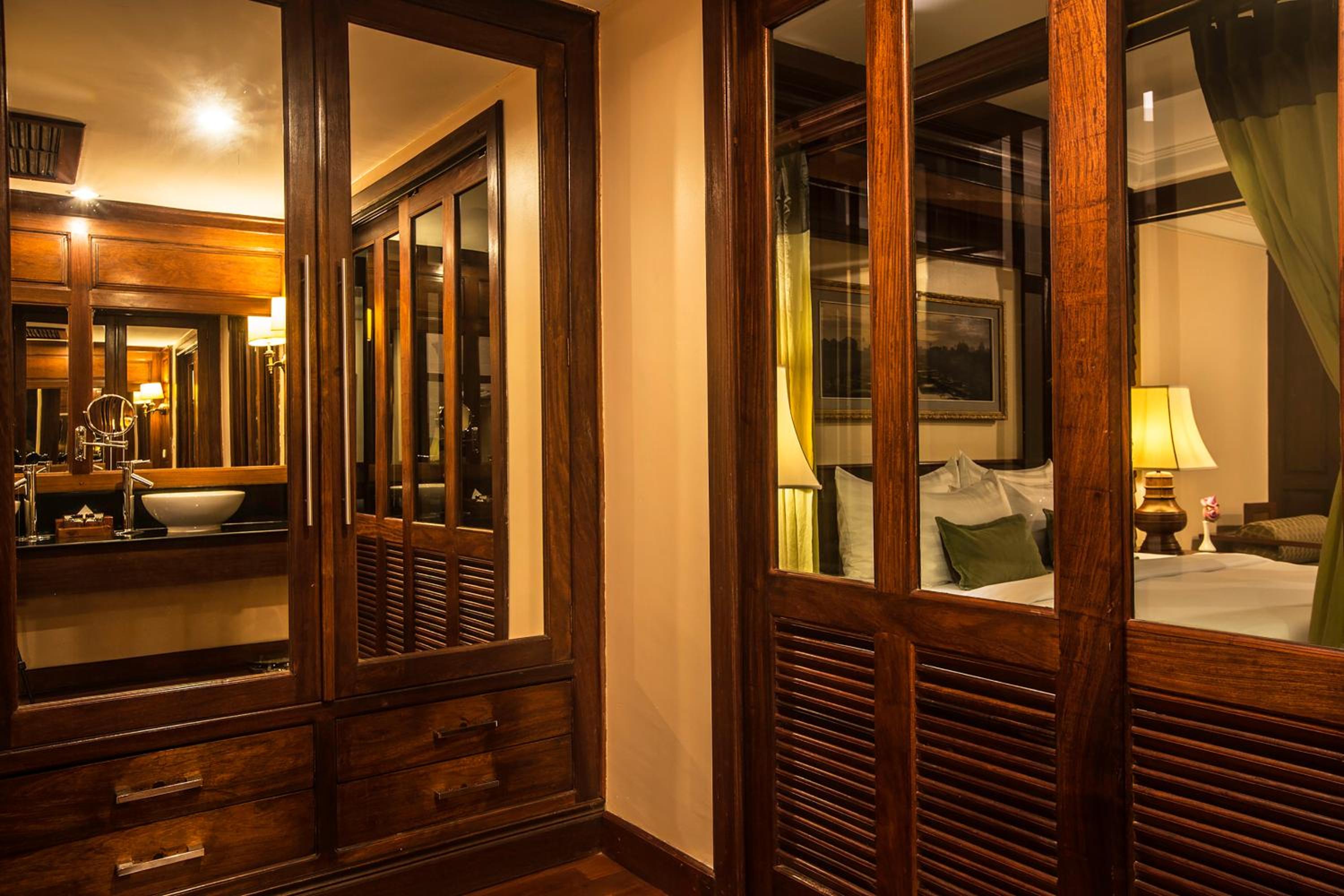 Royal Suite with Pool View - Photo 5