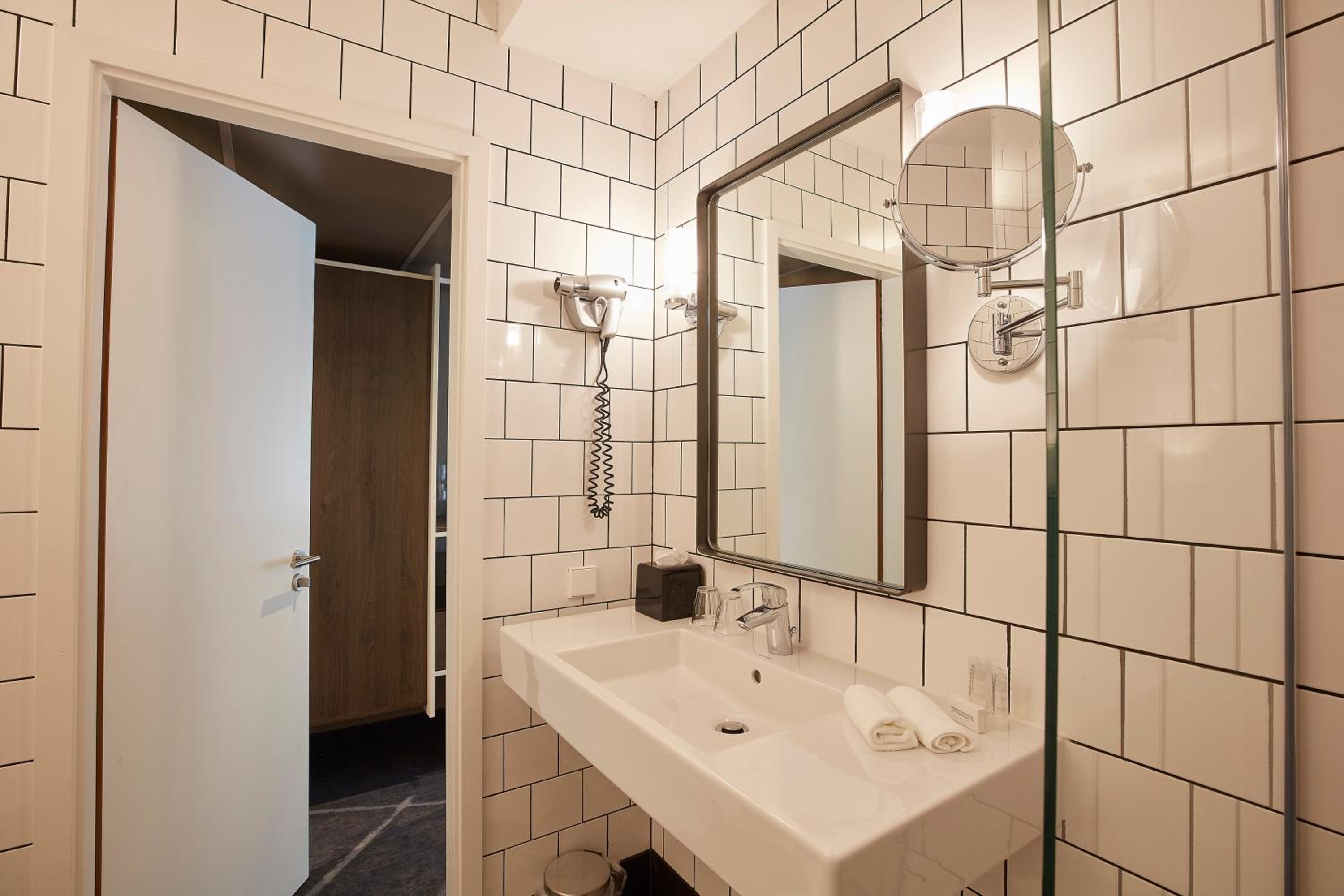 Standard Twin Room - Photo 5