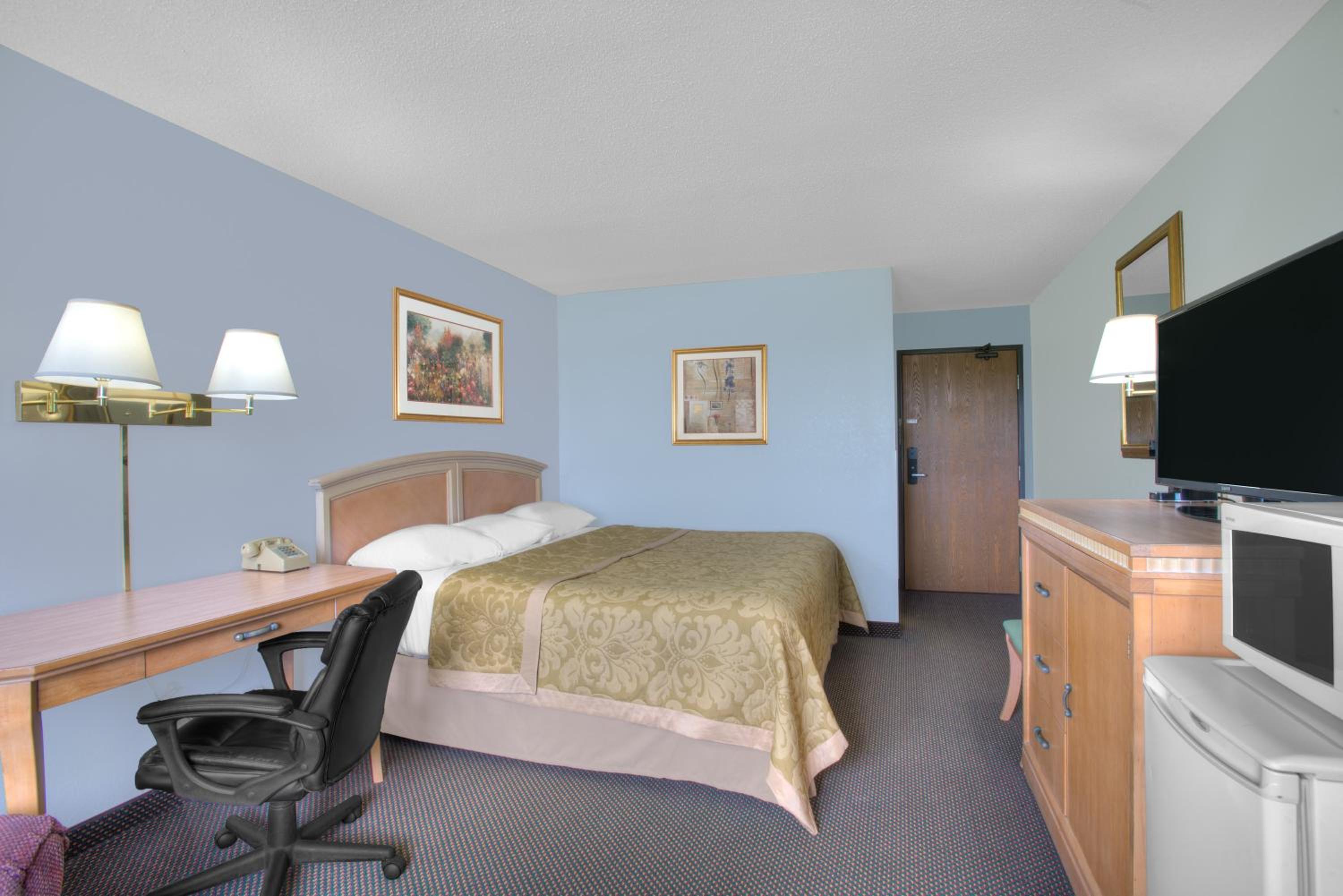 King Room - Non-Smoking - Photo 3