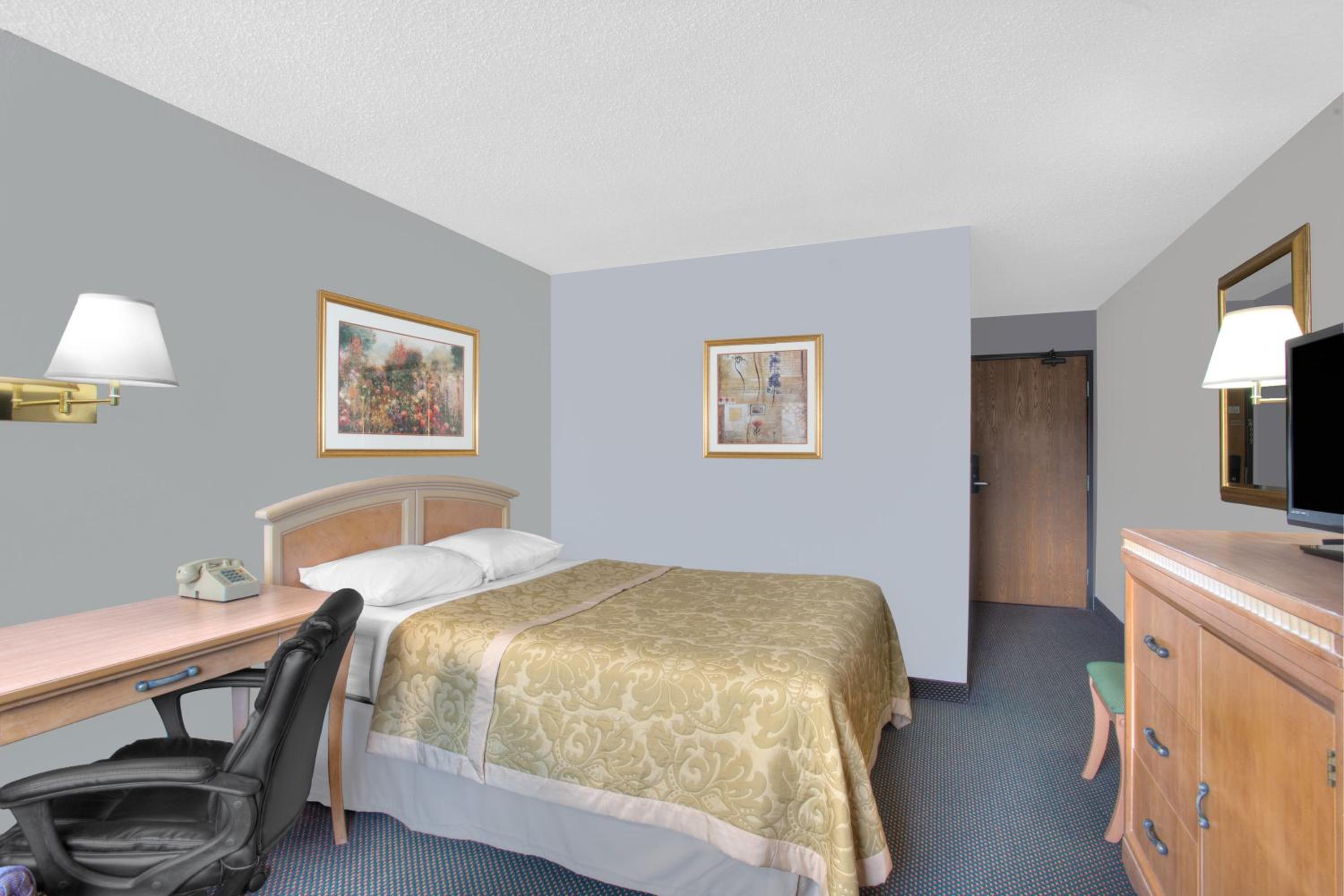 Queen Room - Non-Smoking - Photo 1