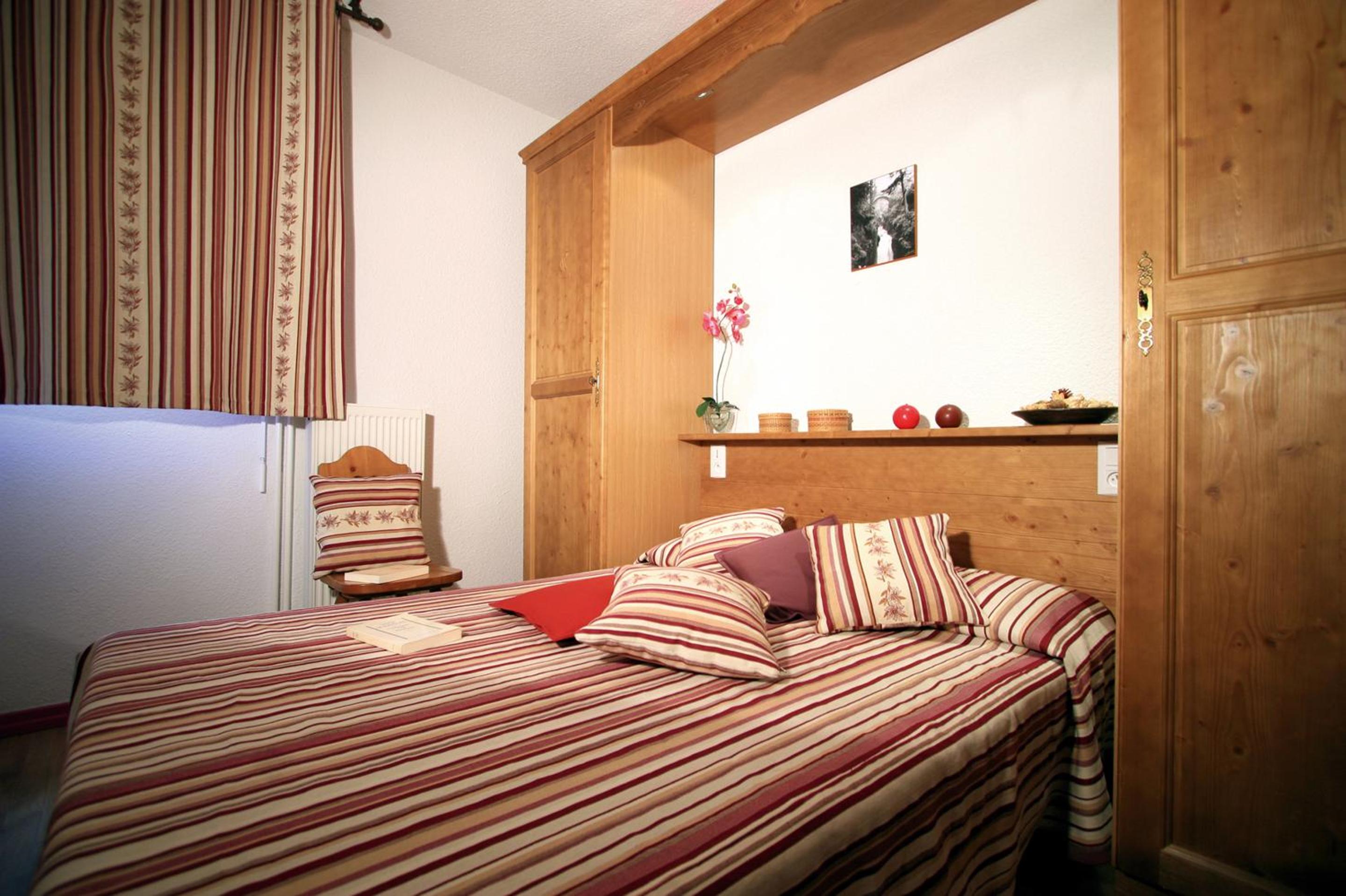 One-Bedroom Apartment with Alcove (6 Adults)