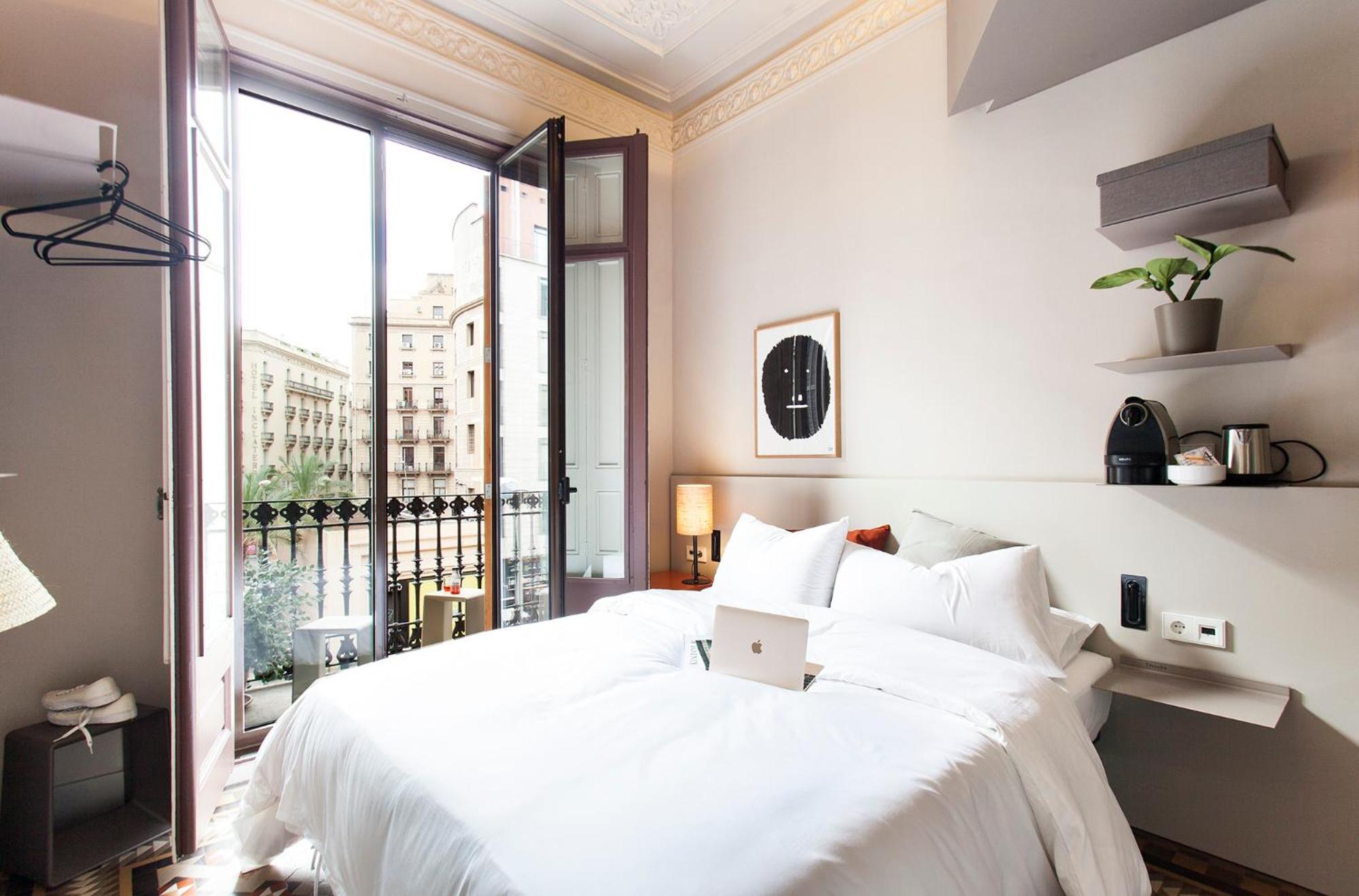 Single Room with Balcony, Street view photo 3