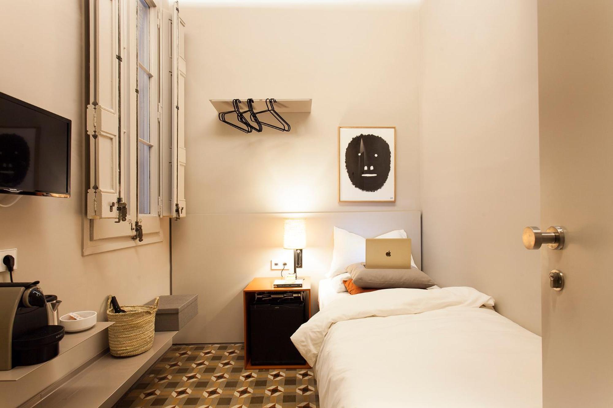 Habitación sencilla interior con baño compartido (I)