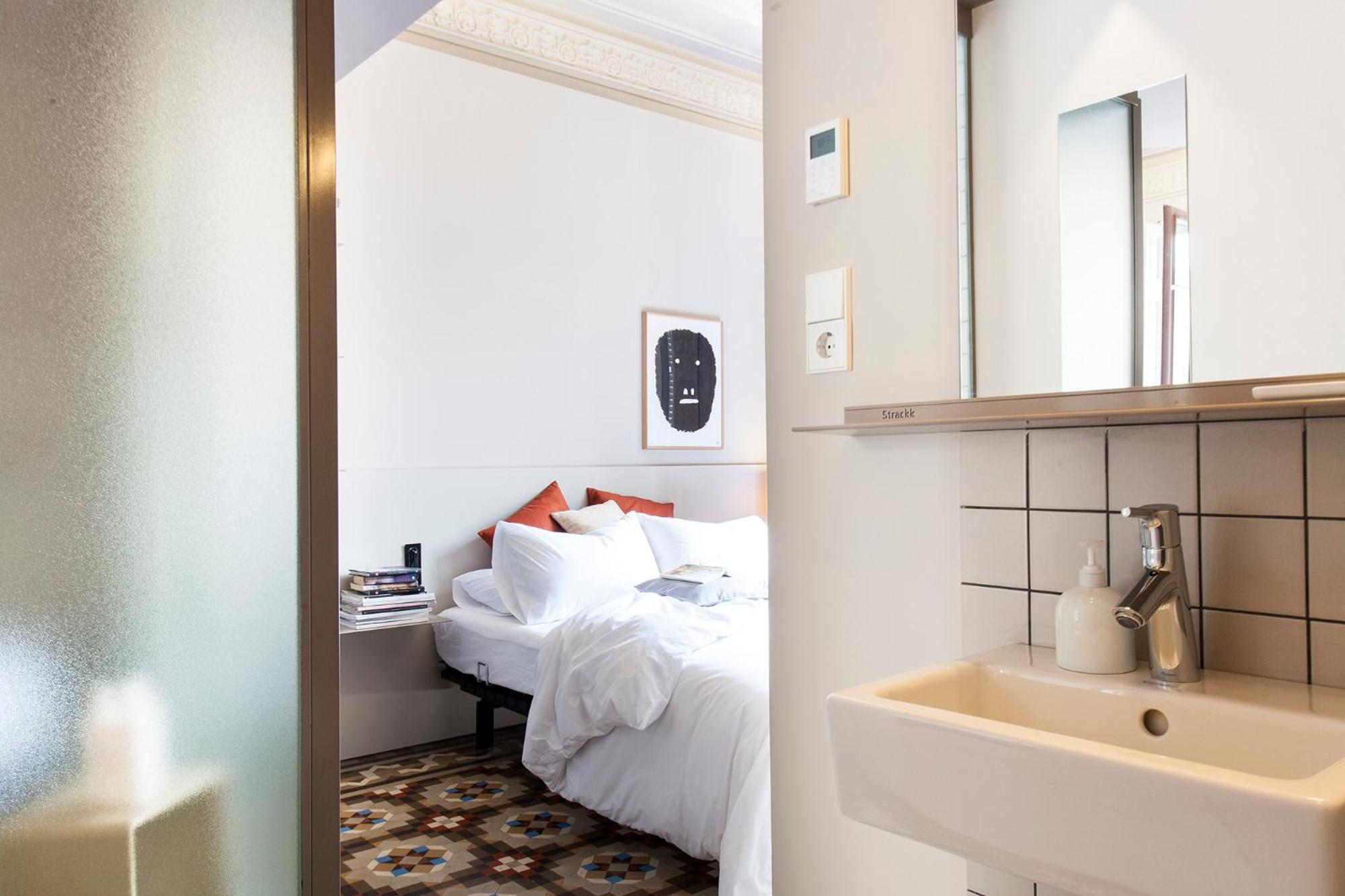 Small Queen Room with Balcony, Street View photo 2