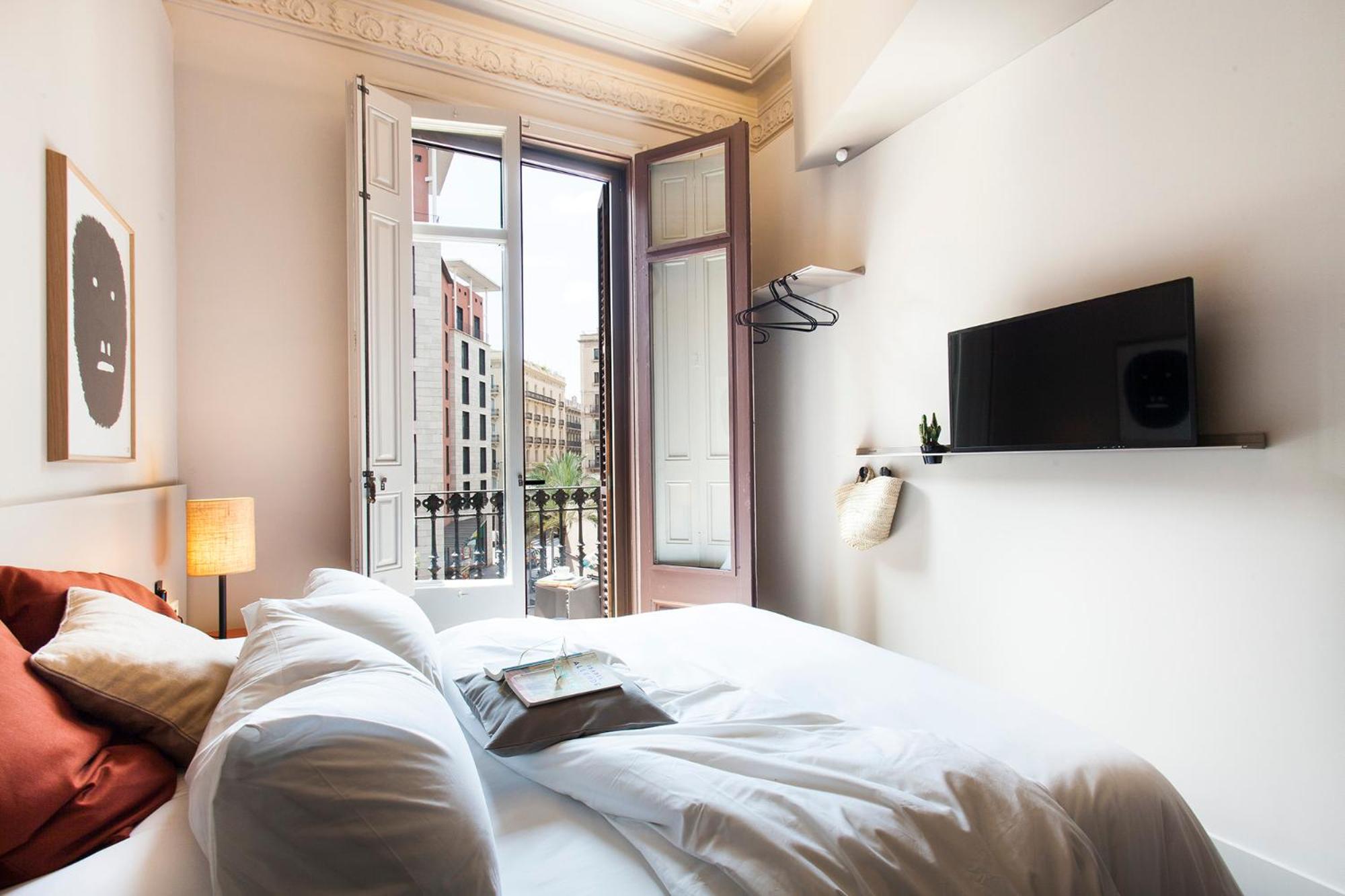 Small Queen Room with Balcony, Street View photo 3