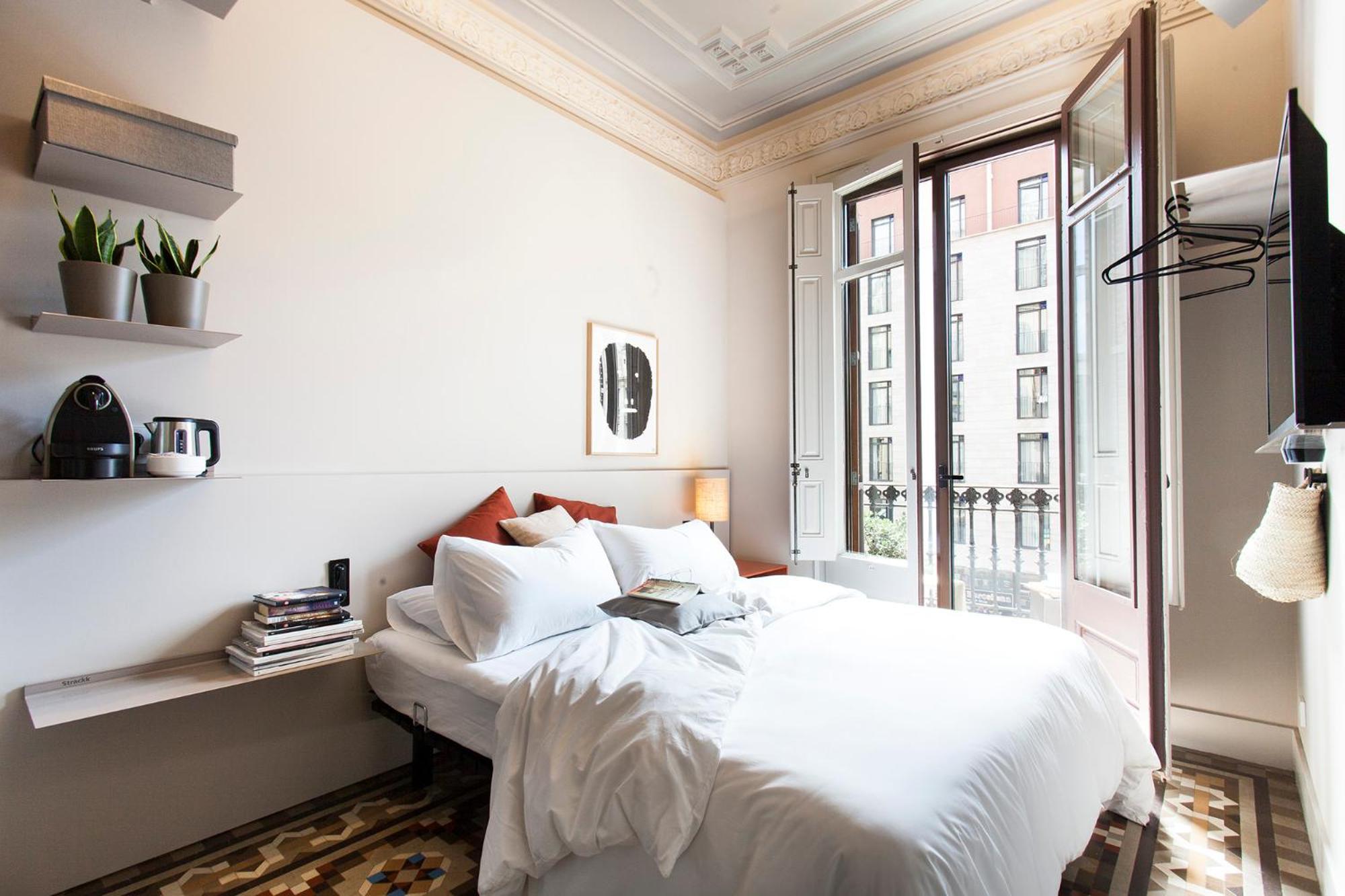 Habitación Pequeña con Cama Queen y Balcón, Vista a la Calle