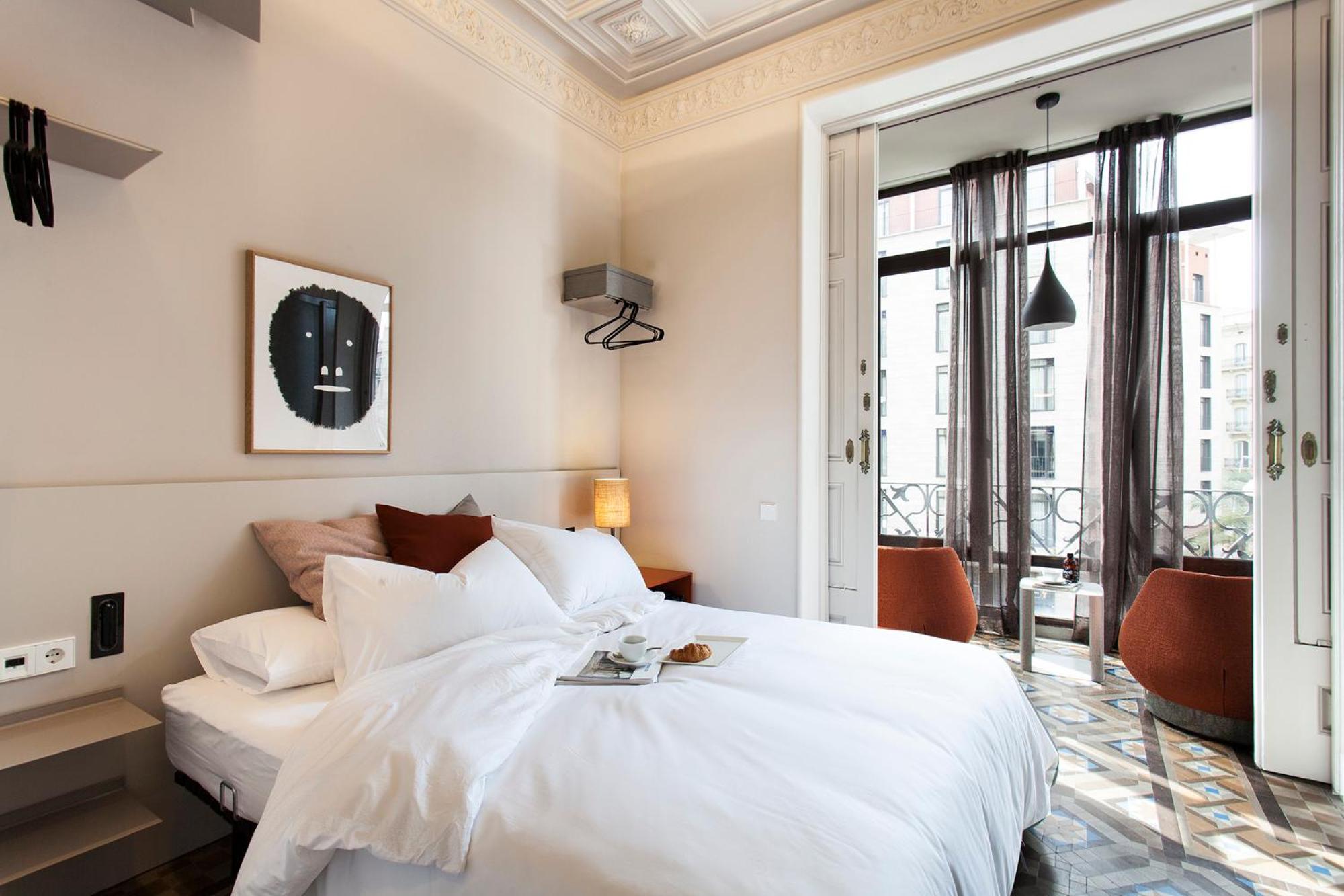 Queen Room with Bay Window, Street View photo 2
