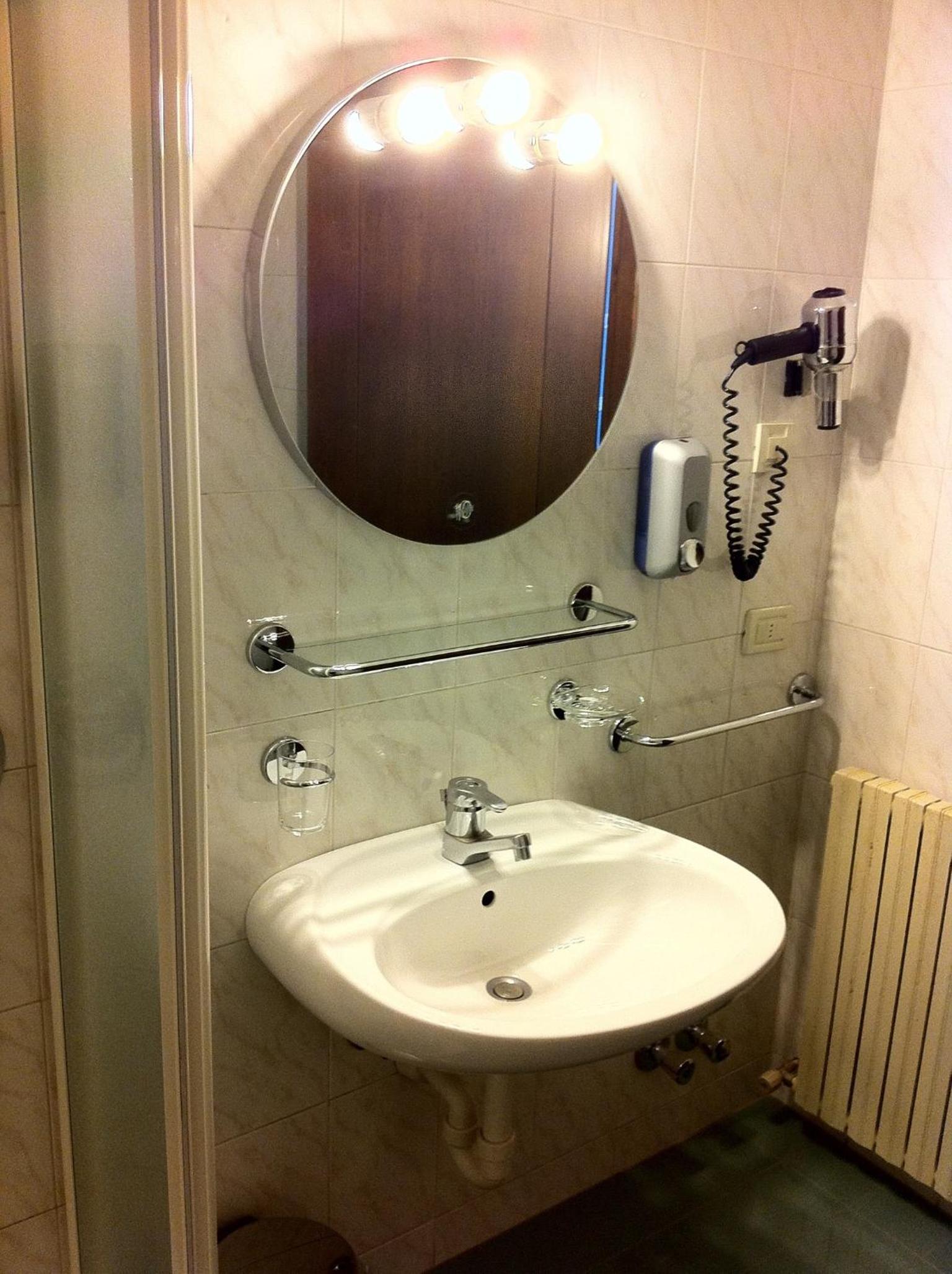 Classic Double or Twin Room - Photo 4