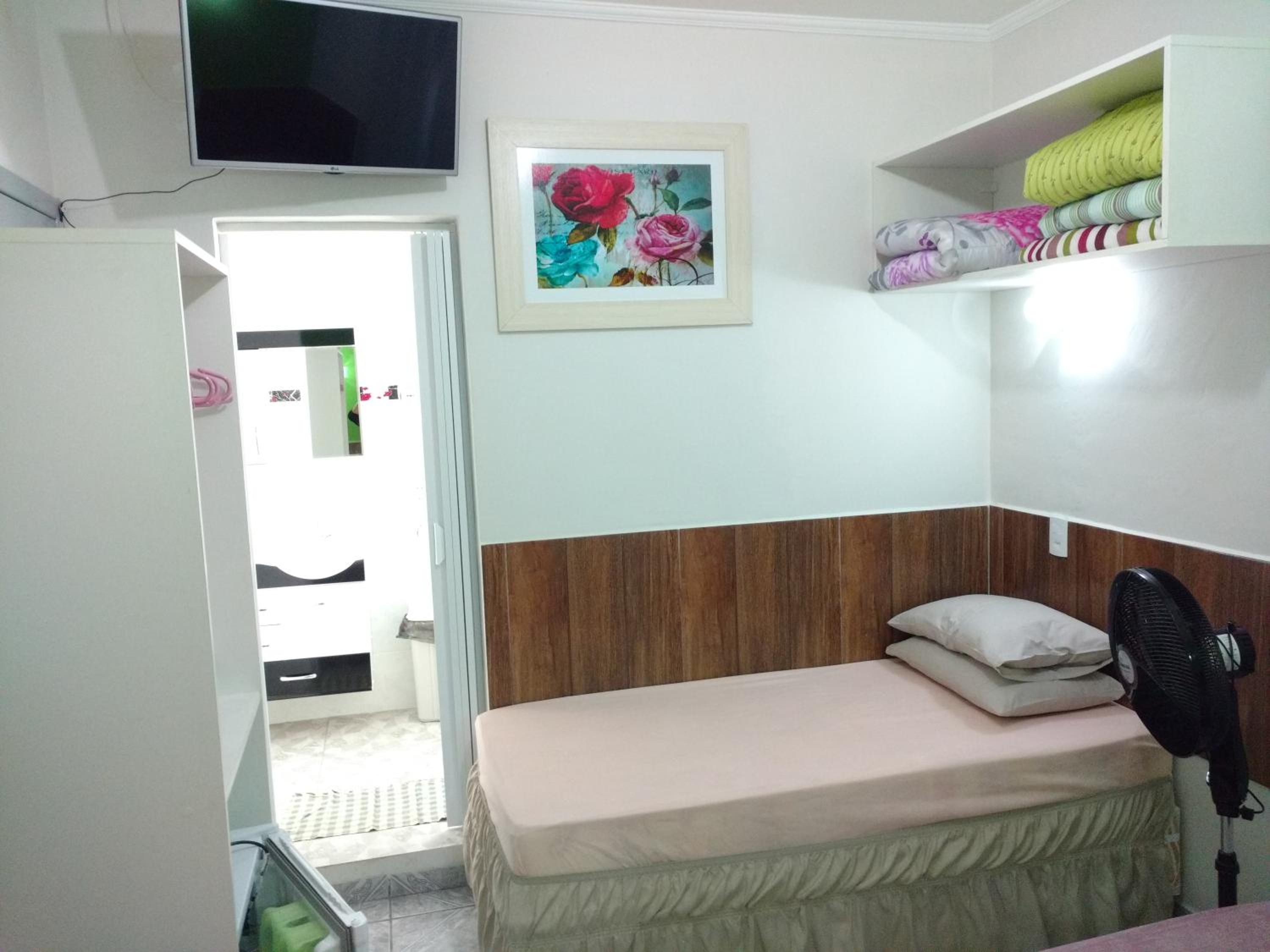 Family Room with Air Conditioning photo 1